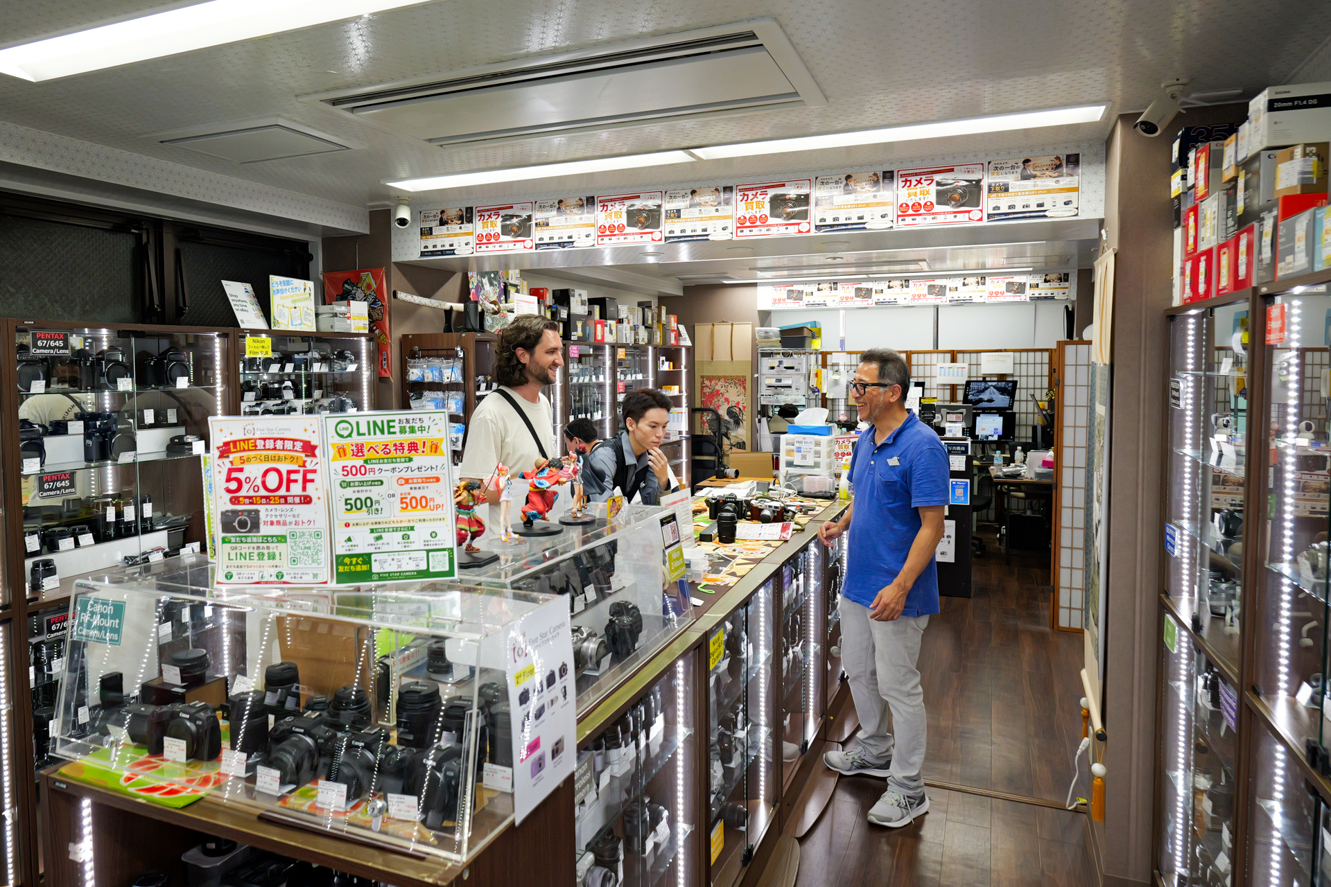 2階にはフィルムカメラやデジタルカメラなど、幅広い機種が並ぶ