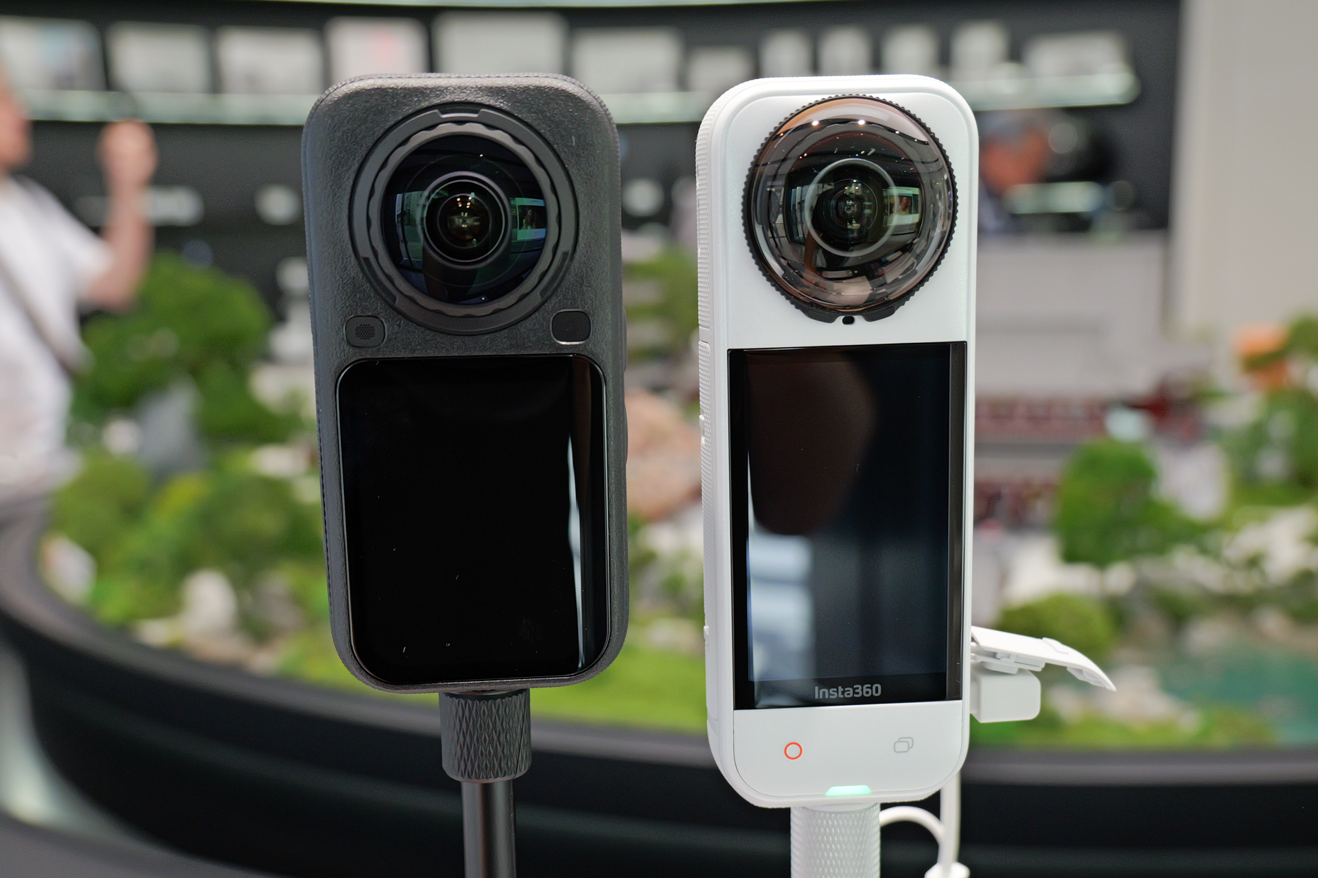 X6（右）とX5（左）。ディスプレイ下部の物理ボタンが省略され、小型化しているのがわかる