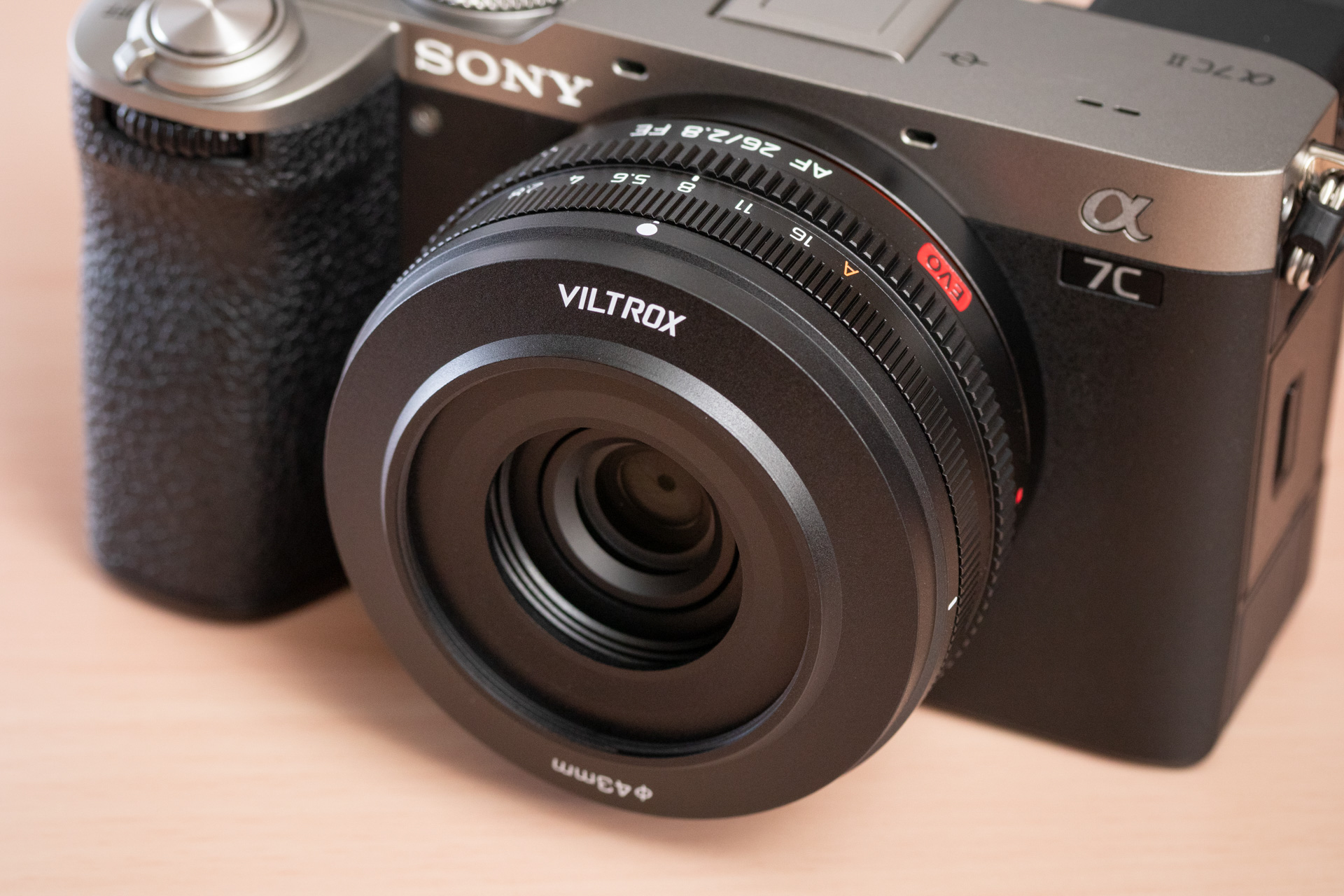 フジツボ型のフードが付属。レンズ単体ではフィルターは使えないが、このフードに43mmのフィルターが付けられる