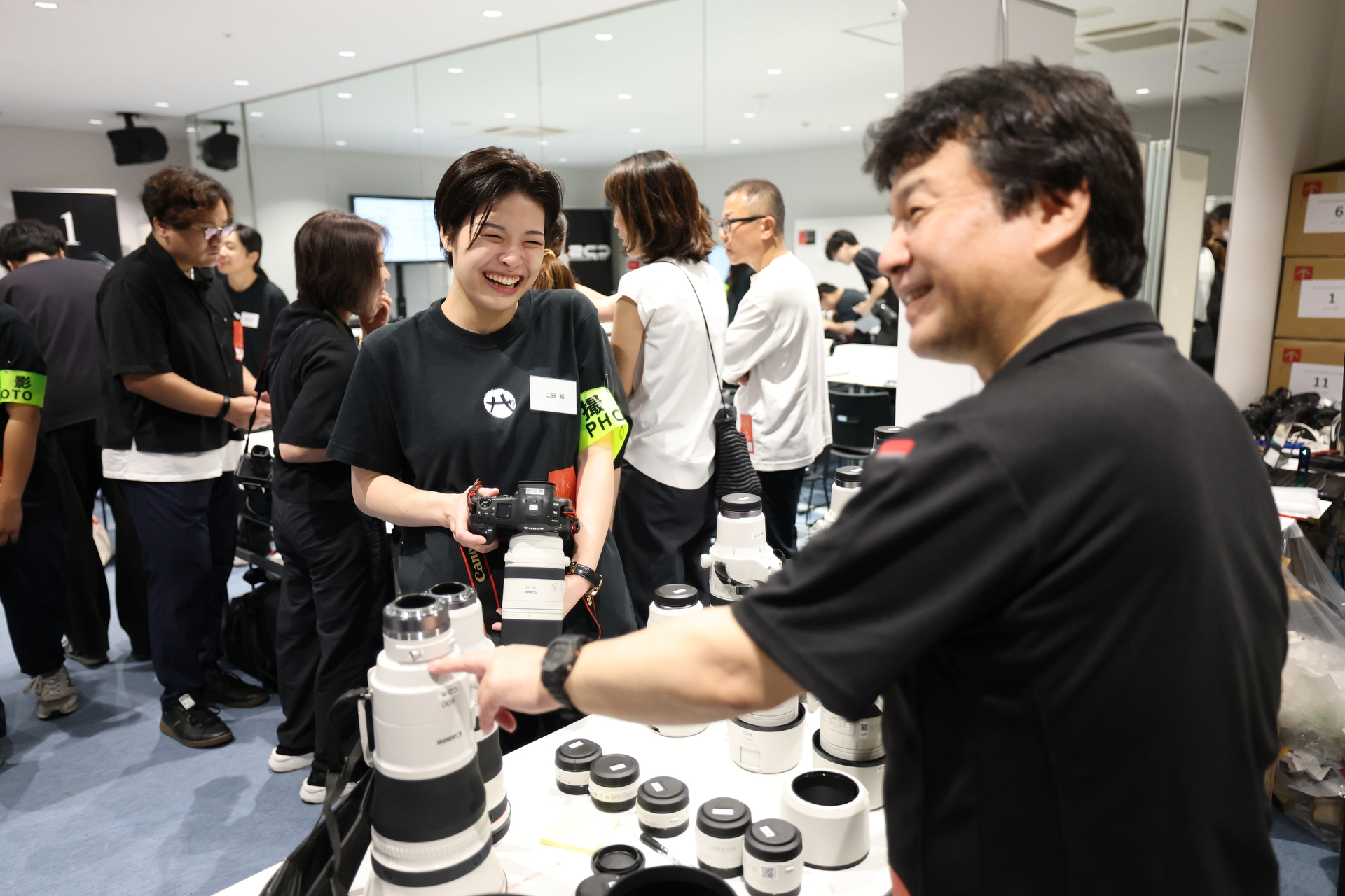 貸出の様子。プロサポートのスタッフと相談しながらレンズを選択する