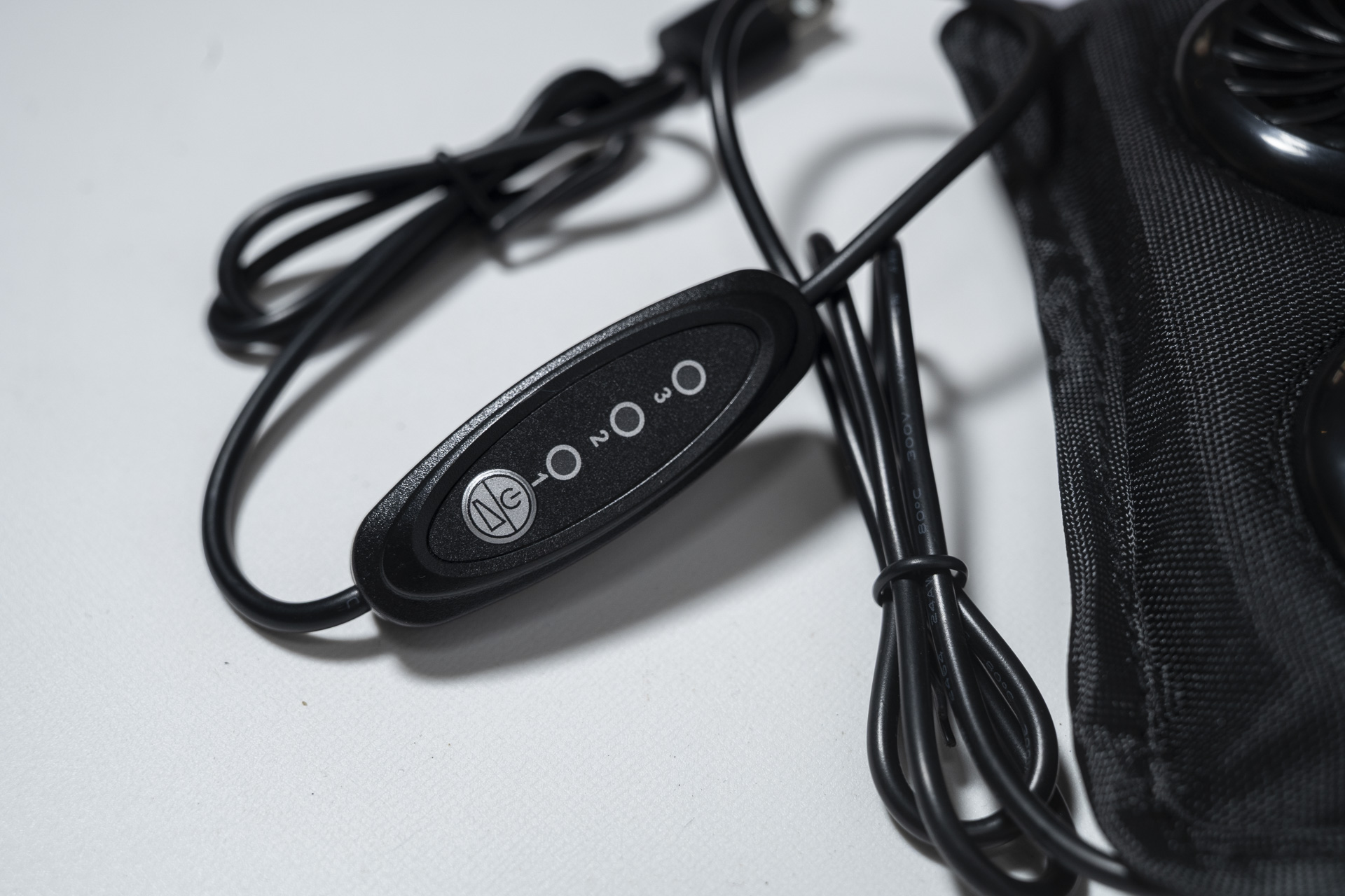 風量は3段切り替え。USB Type-Aでモバイルバッテリーに繋ぐ