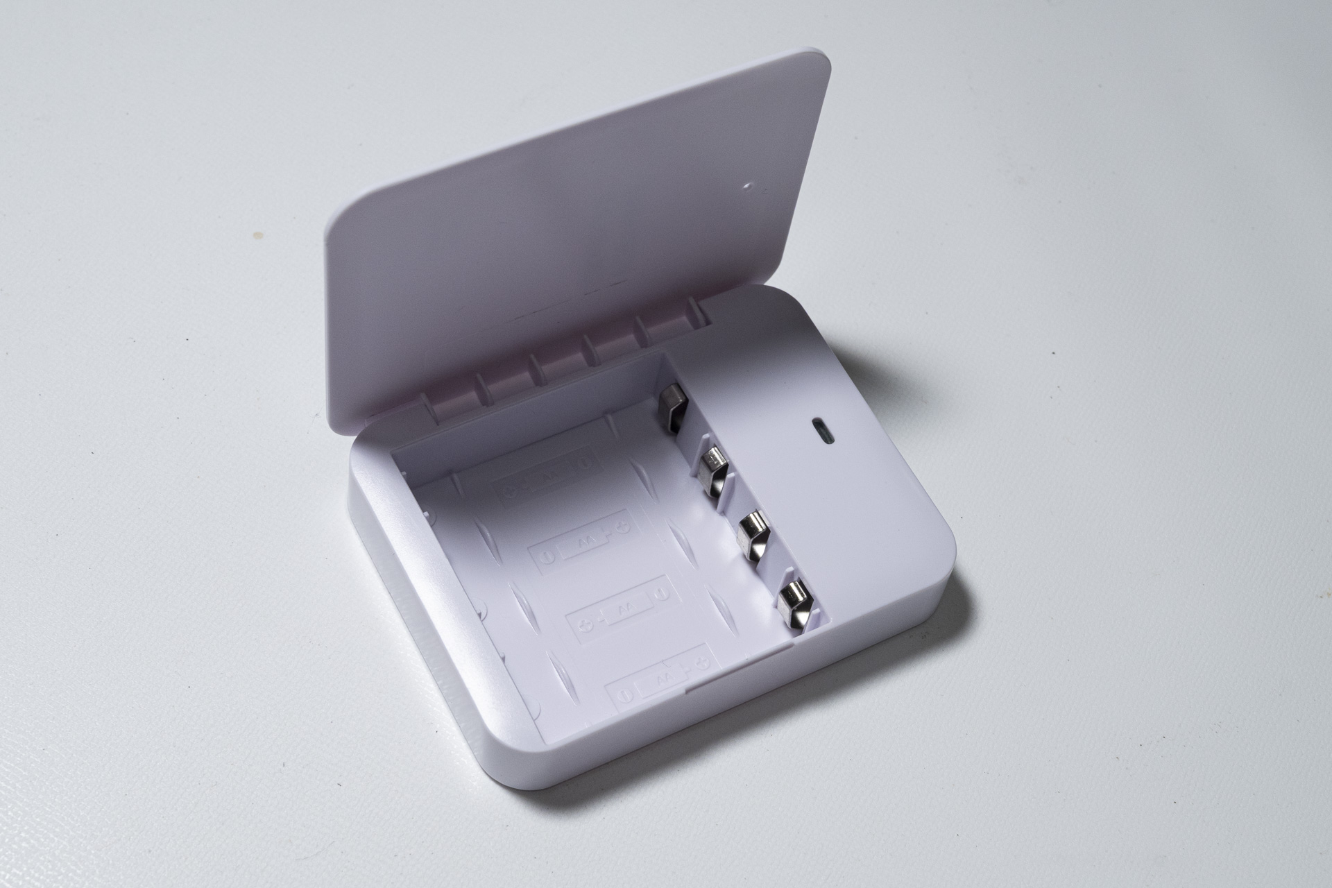 付属のモバイルバッテリー。単3電池を4本入れて使う。リチウムイオン電池を使った充電式のモバイルバッテリーでも使える。むしろオススメ