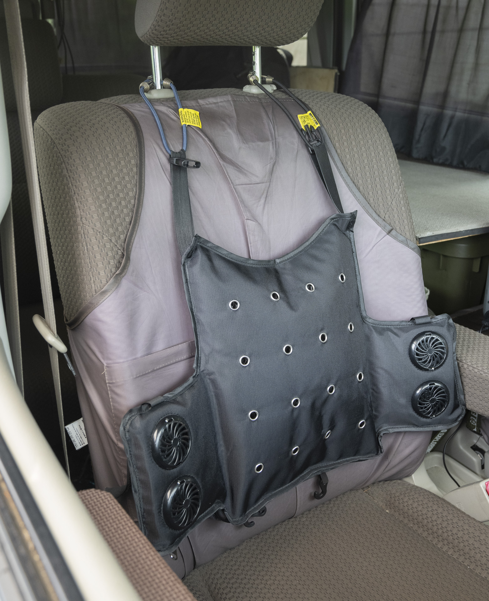製品で想定していない使い方。ゴム紐を追加してヘッドレストに吊り下げた。結果は良好！