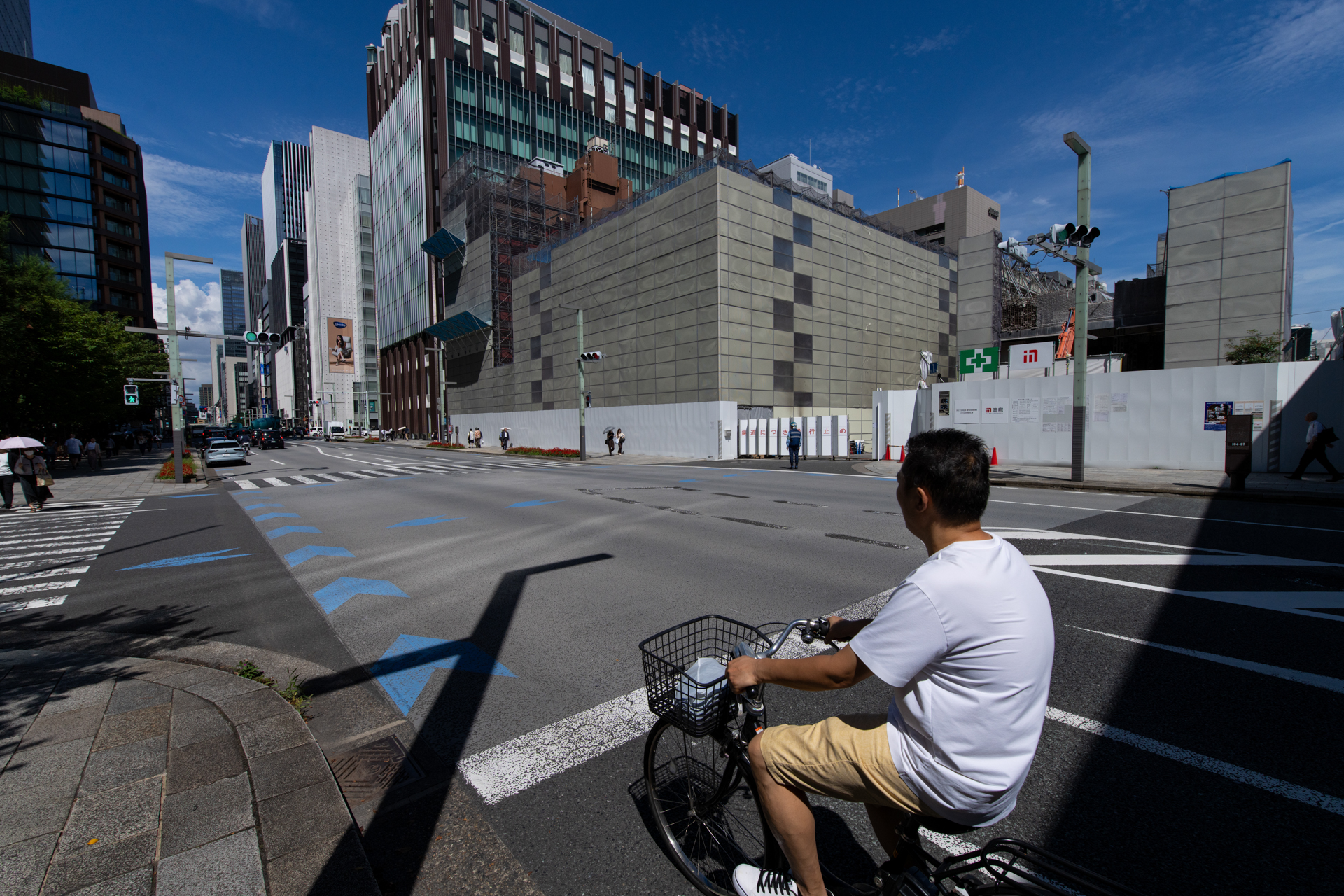 東京の京橋で。工事の撮影をしてたら、おじさんの乗る自転車が画面に飛び込んできたので脊髄反射でシャッターを切ってしまいました。カメラは下に振られてしまっていますが、おじさんによって画面下方のスキマを埋ることができました。<br><span class="fnt-85">ソニー α7RC／TAMRON SP 15-30mm F/2.8 Di VC USD A012S／15mm／絞り優先AE（1/2,500秒、F8、−0.3EV）／ISO 400</span>