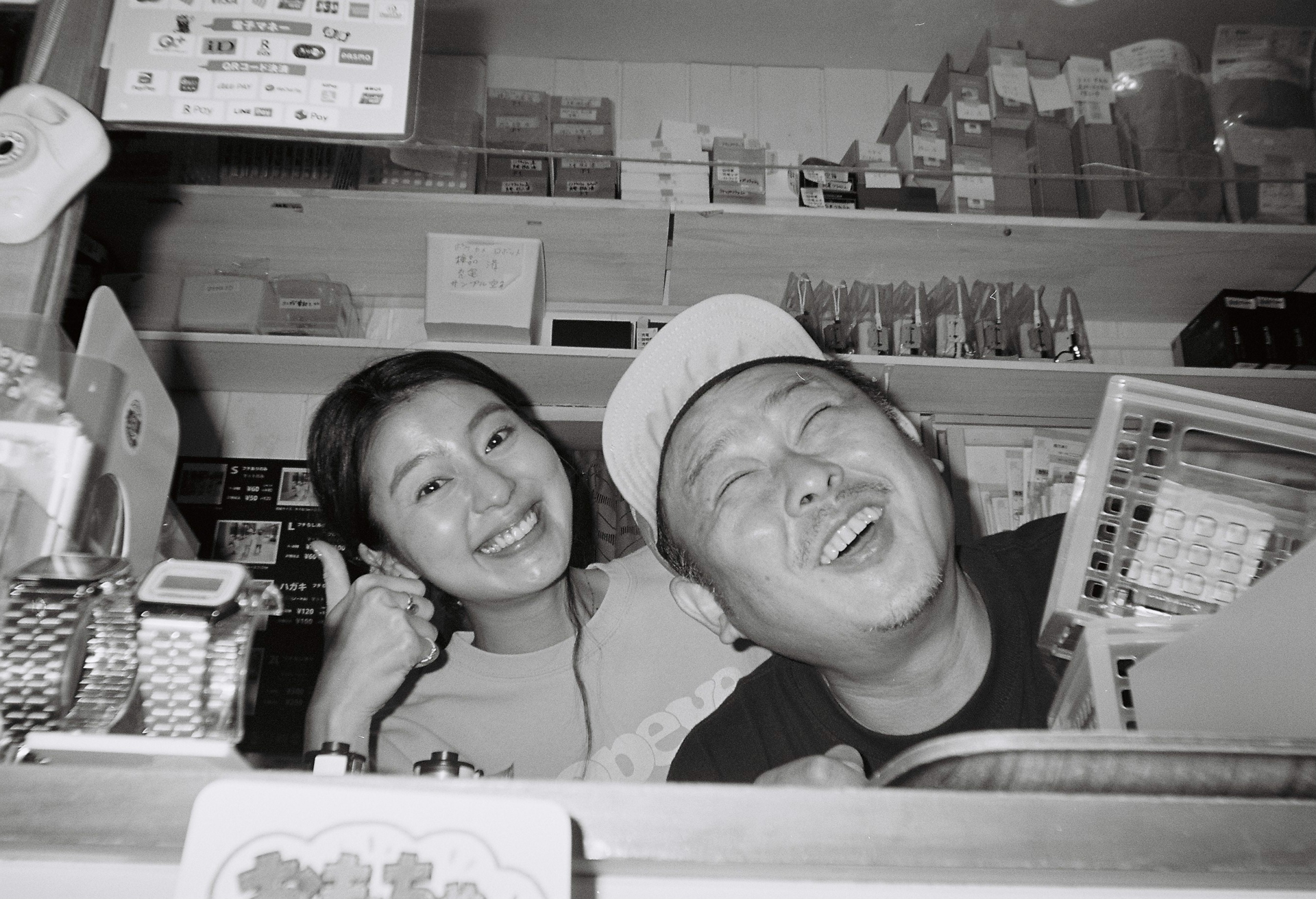 残り1枚だったため、ポパイカメラでスタッフさんを撮影して現像へ。このような記念写真も白黒写真なら味わい深くなる