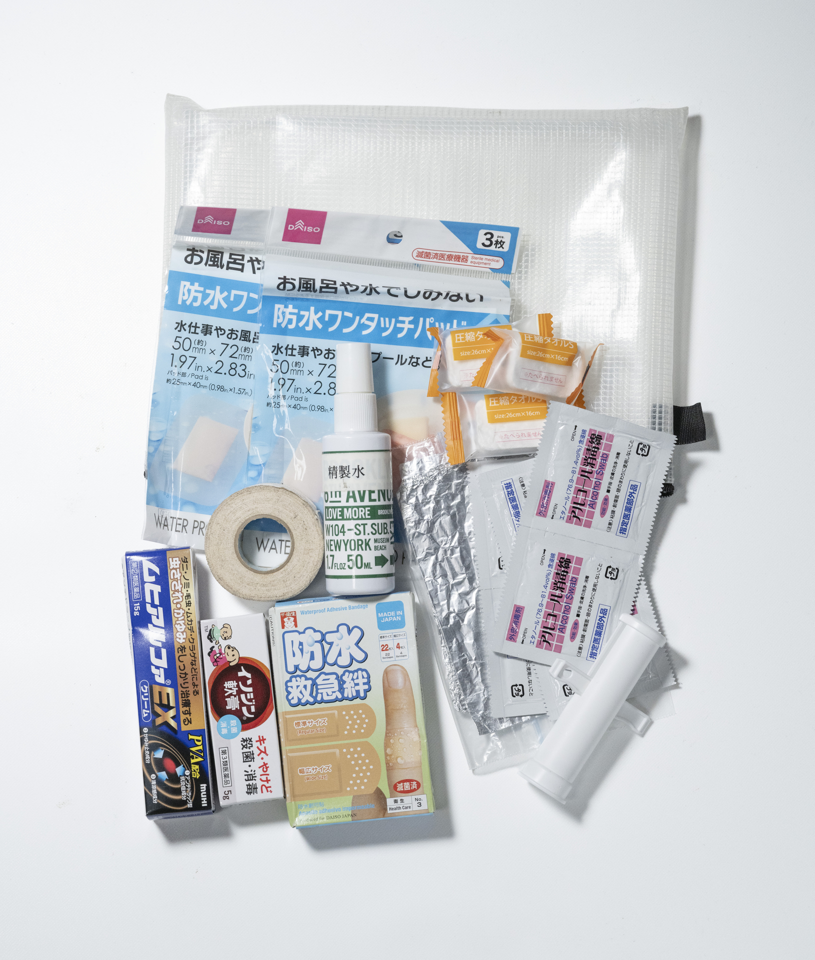 アウトドアでの撮影の時、いつも持ってゆくファーストエイドキット。ほかに入れておいた方が良いものがあれば、ぜひ教えて欲しい
