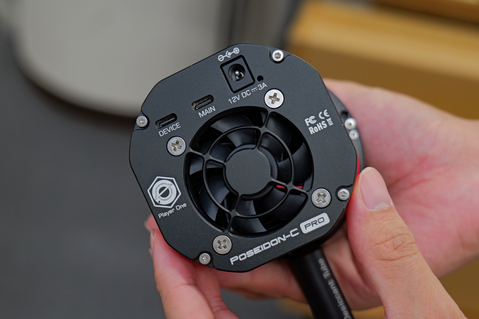 冷却CMOSカメラの後部にはファンが搭載されている。基本的にはPCなどを介して撮影するため、そのための各種ポートも備えている