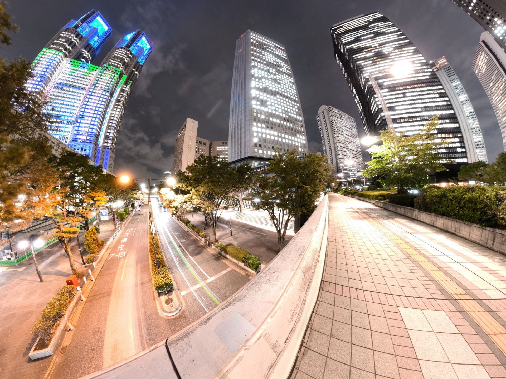 低速側のシャッター速度が30秒まで選べるので、夜景のシーンなどは華やかに写し取ることができる。数秒単位の長秒露光では三脚が必須になるが、底面のクイックリリース機構用マグネットが鉄製の手すりやガードレールに吸着するため、便利に活用できた。