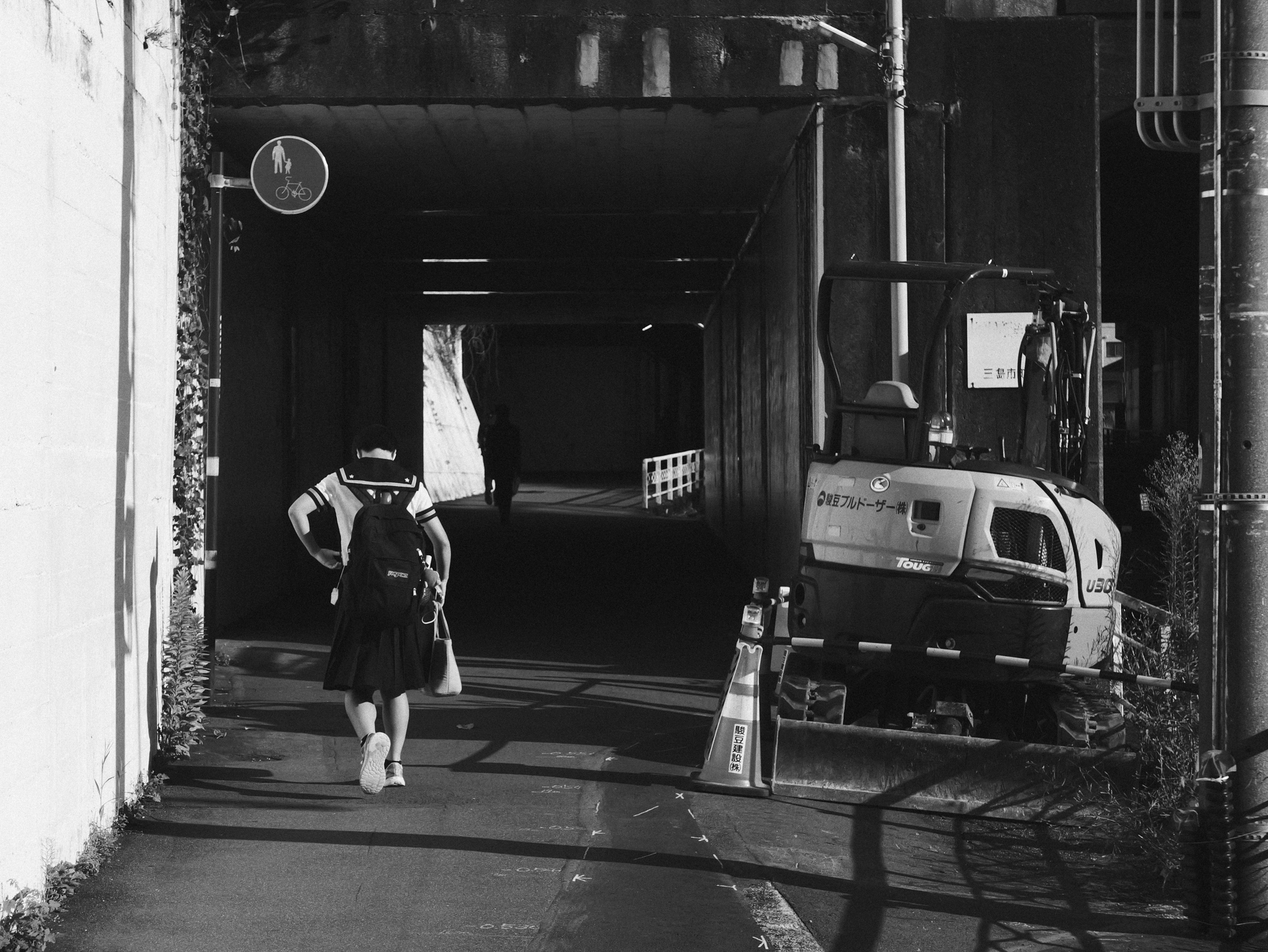 もう、日本の夏は早朝より暑いわけです。通勤や通学をする人が気だるい感じで歩いております。三島駅の近くJRのガード下での撮影です。まっすぐなものがまっすぐに写る印象です。<br><span class="fnt-85">LUMIX L10／34mm （75mm相当）／プログラムAE（1/640秒、F6.3、−1EV）／ISO 200</span>