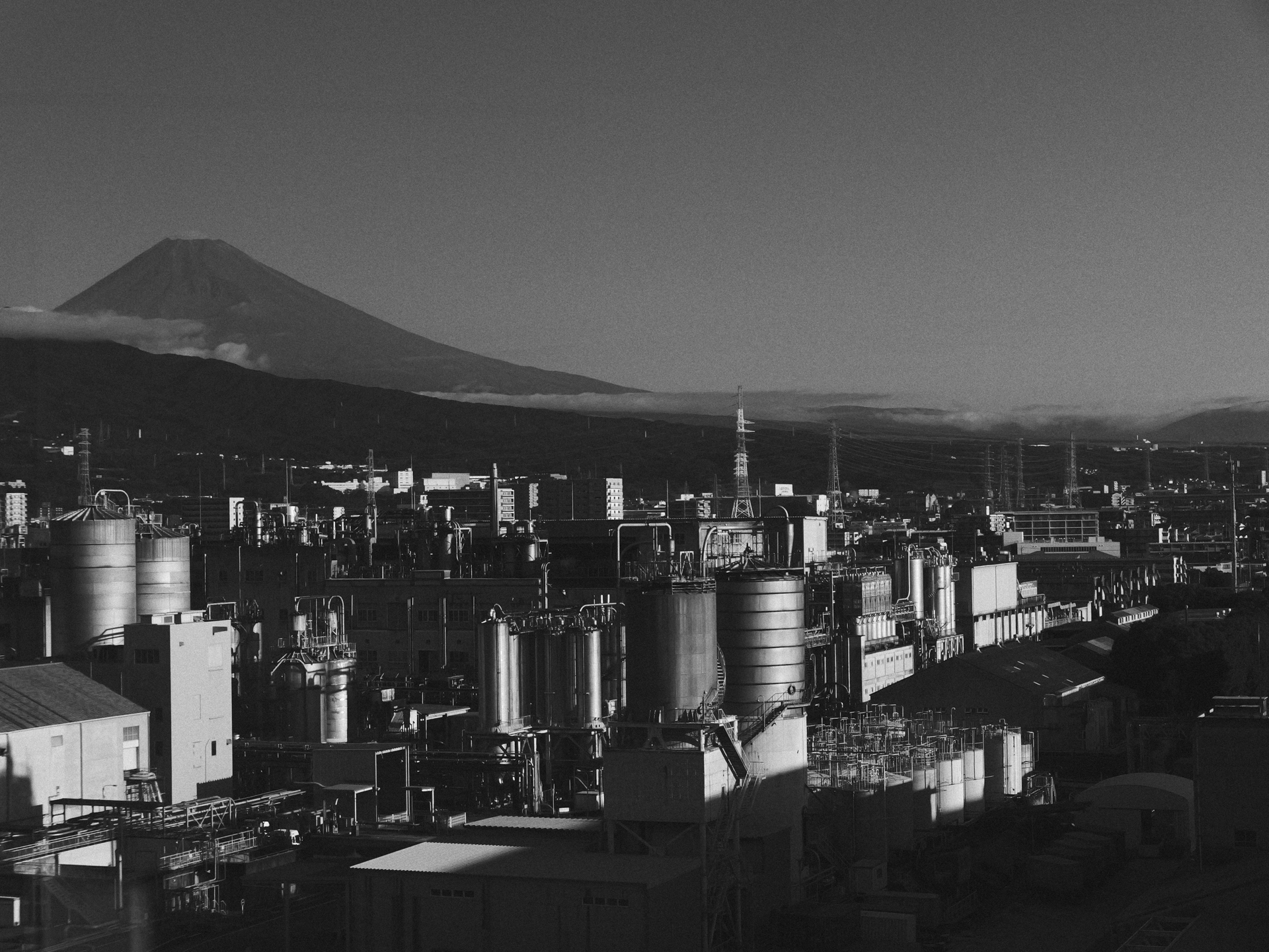 三島に行ったのに、富士山を撮らないのはまずいということでとりいそぎ撮影。でも下の工場がなければ個人的には撮りませんでしたね。<br><span class="fnt-85">LUMIX L10／30.8mm （68mm相当）／プログラムAE（1/800秒、F7.1、−0.7EV）／ISO 200</span>