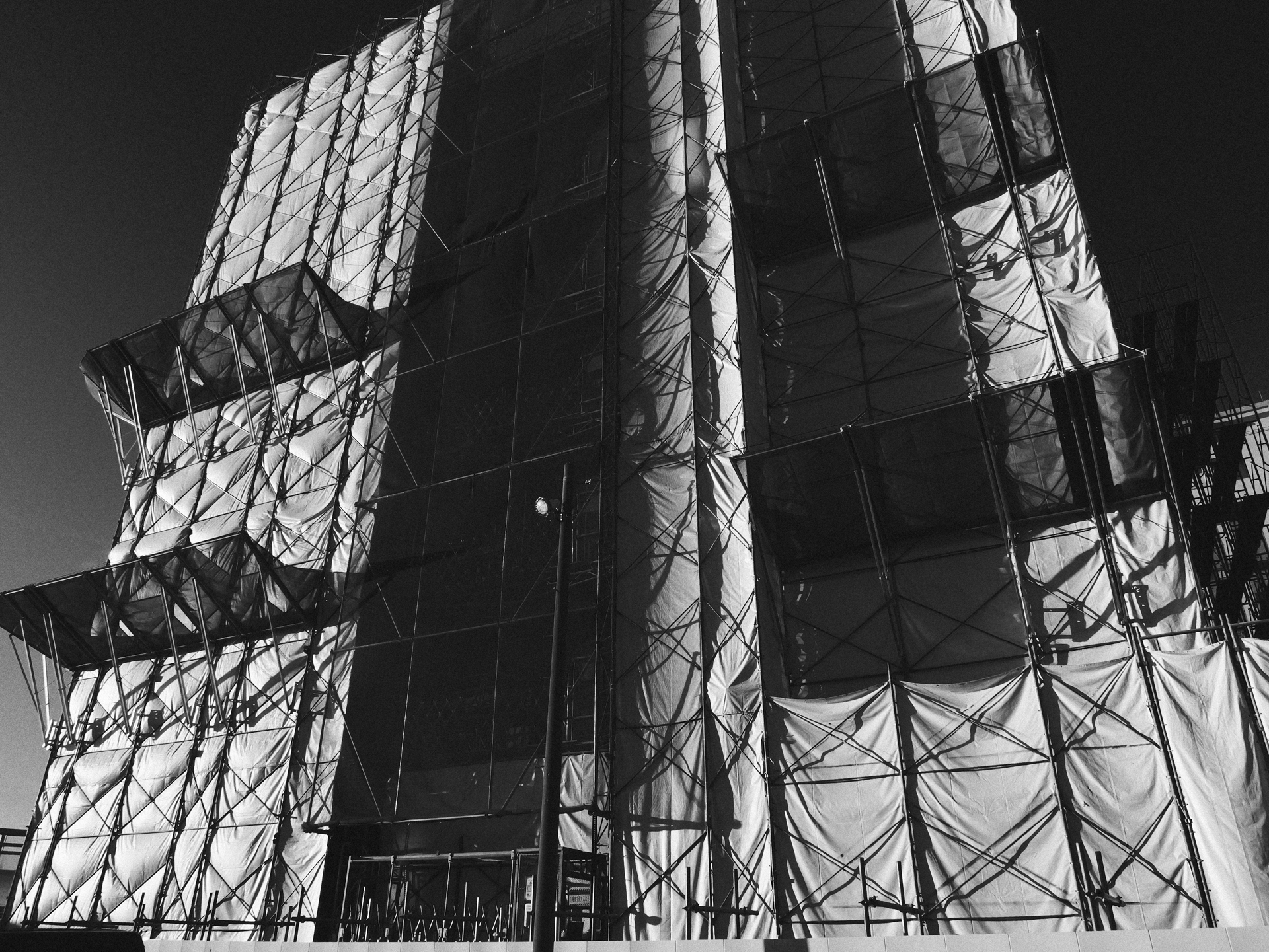 函館の建設現場です。結局は日本全国どこでも建設中のものを撮るわけです。出来上がったものは急に魅力がなくなります。なぜでしょうか。いつでも撮れてしまうからです。<br><span class="fnt-85">LUMIX L10／10.9mm （24mm相当）／絞り優先AE（1/800秒、F8、−0.7EV）／ISO 400</span>