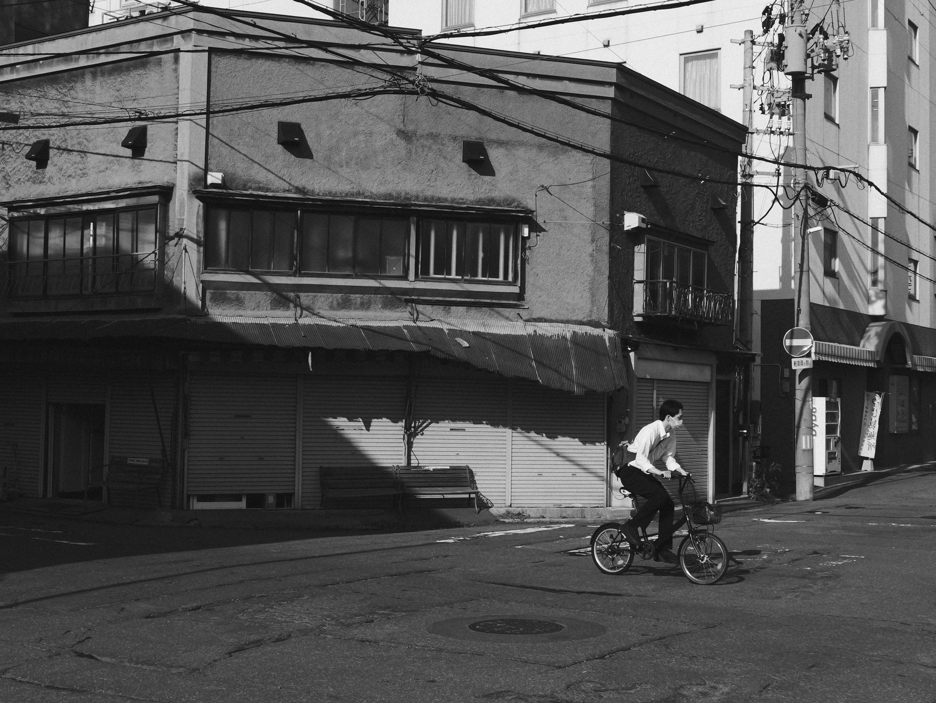 青森の市場近くの朝。早朝からやっている喫茶店で、モーニングコーヒーをいただいて、こういう光景を撮ると旅感出ませんか？ 尾仲浩二さん調を狙ってみたのですがそうでもないか。<br><span class="fnt-85">LUMIX L10／23mm （51mm相当）／プログラムAE（1/1,250秒、F9、−0.7EV）／ISO 400</span>