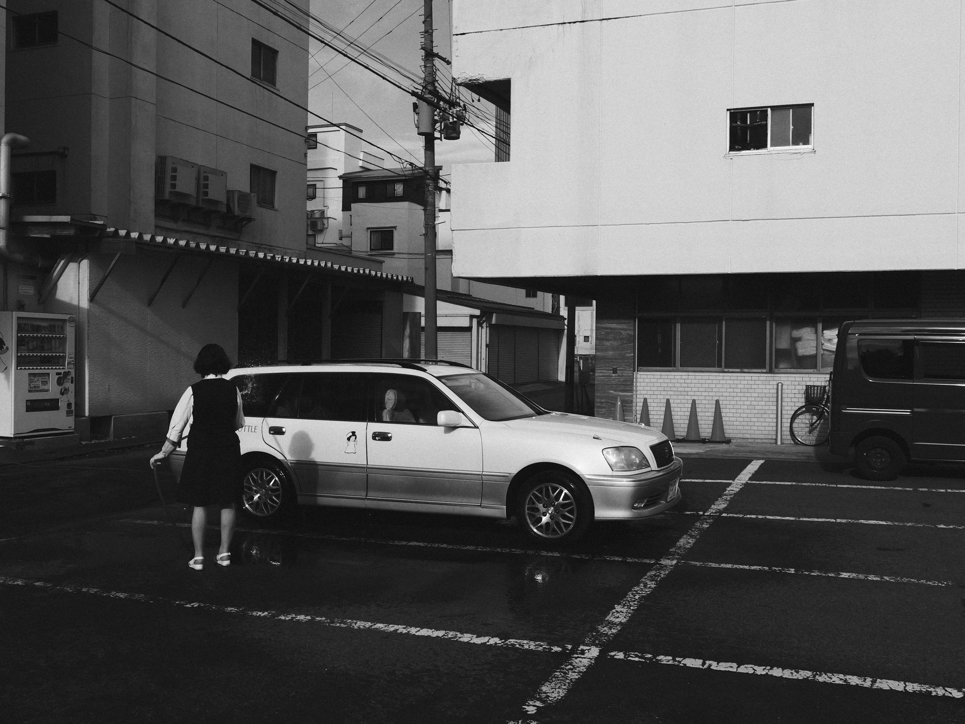 日本国中、いや世界中で洗車はすると思うのですが、青森のそれは格別。な、はずはないでしょ？ 通りすがりのただの光景です。<br><span class="fnt-85">LUMIX L10／15.7mm （35mm相当）／プログラムAE（1/1,000秒、F8、−0.7EV）／ISO 400</span>