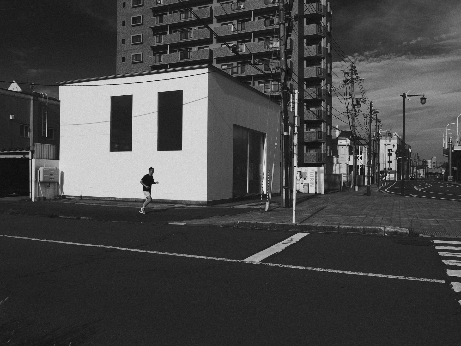 青森のランナーは優れています。絶対誰も来るはずがないなあ、でも誰か来ないかなあという光景の場所にすっと来てくれたからです。感謝です。<br><span class="fnt-85">LUMIX L10／13.8mm （30mm相当）／プログラムAE（1/1,000秒、F6.3、−0.7EV）／ISO 100</span>