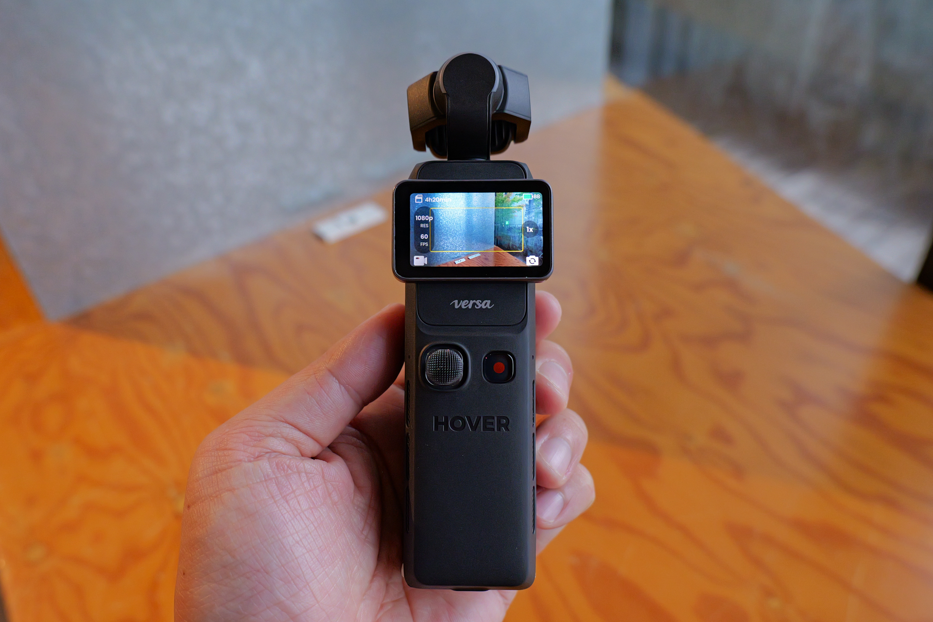 ジンバルカメラ単体。スクリーンの向きを縦、横に変えて撮影できる。筐体はシンプルなデザイン