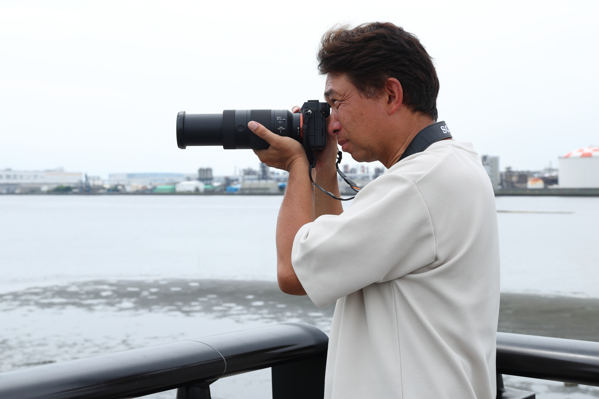 最長400mmの望遠ズームレンズとは思えないコンパクトさだ