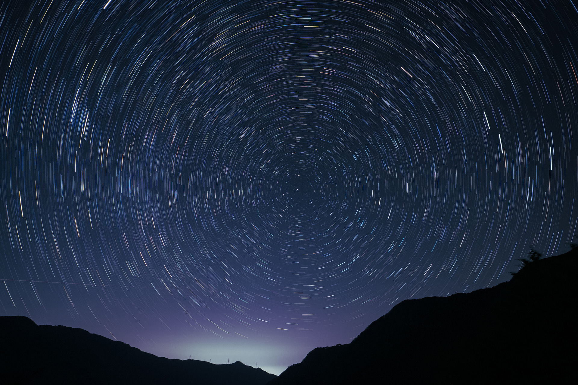 星空撮影に三脚は欠かせない。カメラ内の比較明合成機能を使った1枚で、三脚をしっかりと地面に置き、固定力が強い自由雲台でカメラを確実に保持。星降る夜を軌跡で捉え、静かに動き続ける世界を届けたいと願った<br><span class="fnt-85">OMDS OM SYSTEM OM-1 Mark II／M.ZUIKO DIGITAL ED 8-25mm F4.0 PRO／8mm（16mm相当）／マニュアル露出（F4、30秒）／ISO 2000／WB：オート／42枚を比較明合成</span>