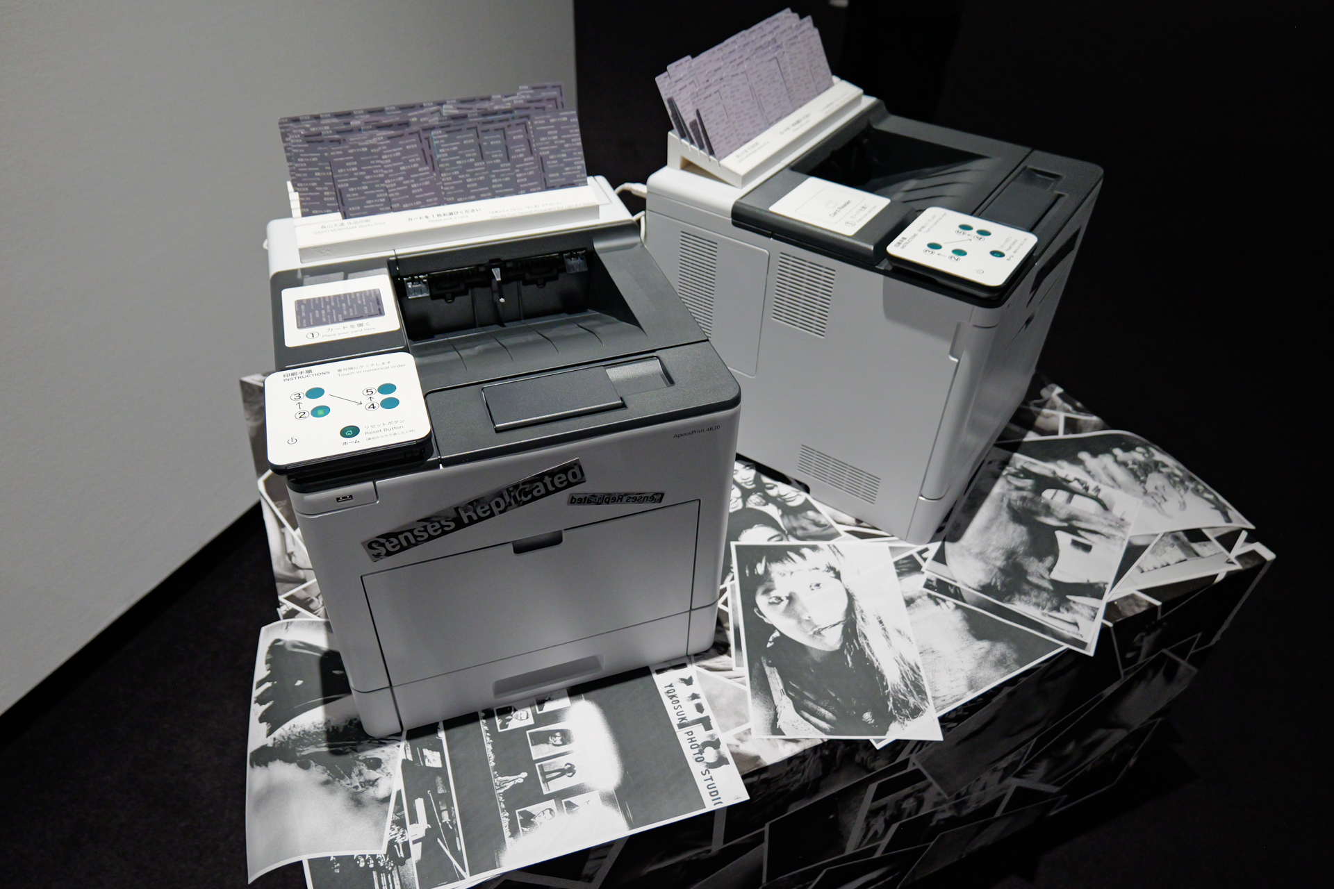 こちらのコピー機にカードをかざすと、森山大道氏の写真がプリントされる