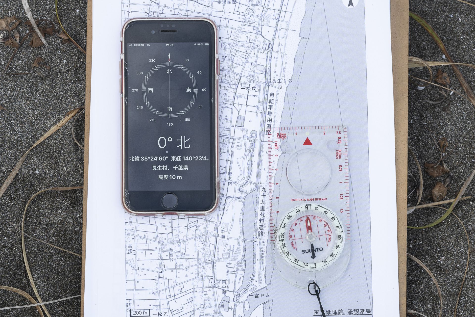 スマホのコンパスアプリで確認すると確実だ。良い答え合わせになる