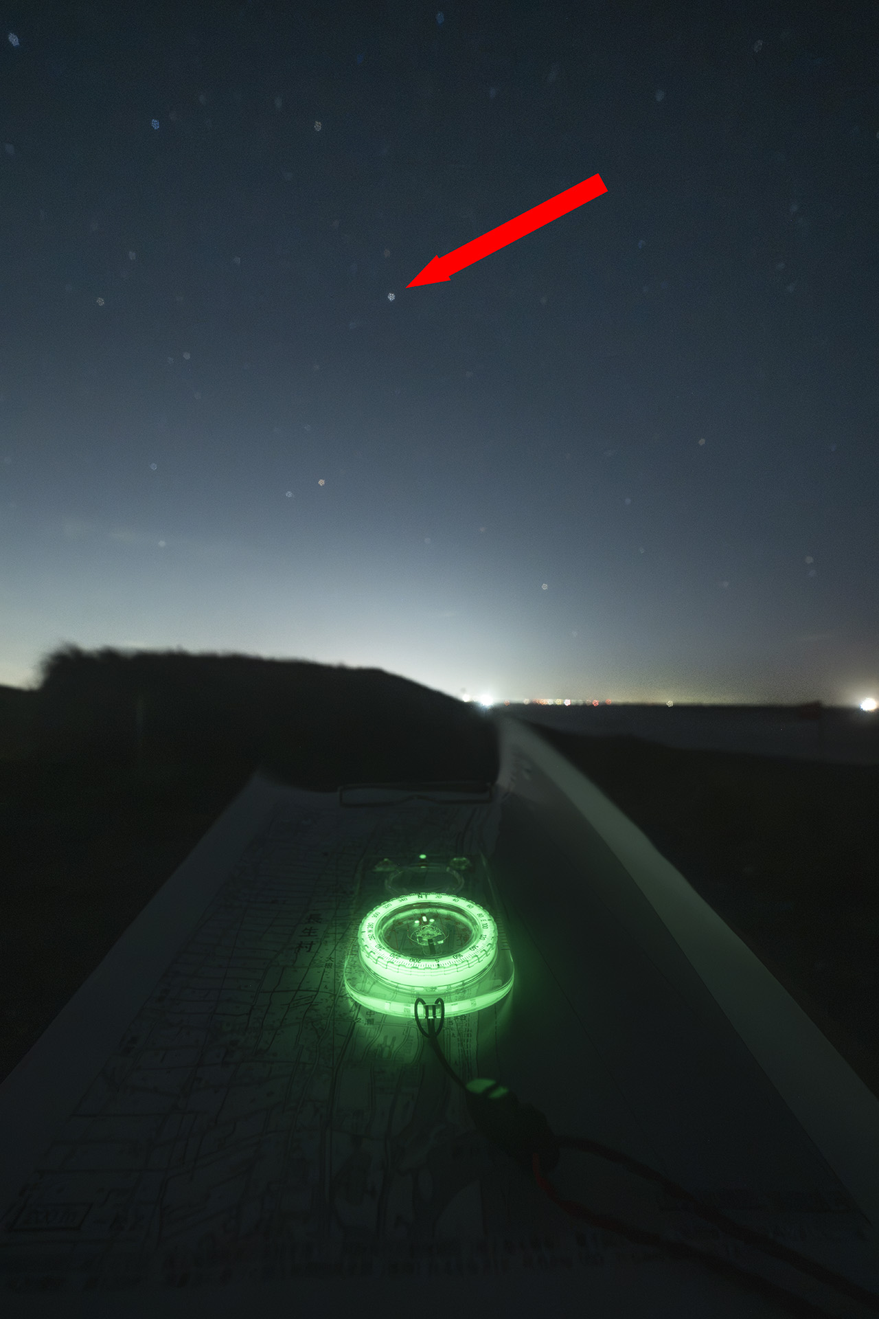 赤矢印の先に北極星がある
