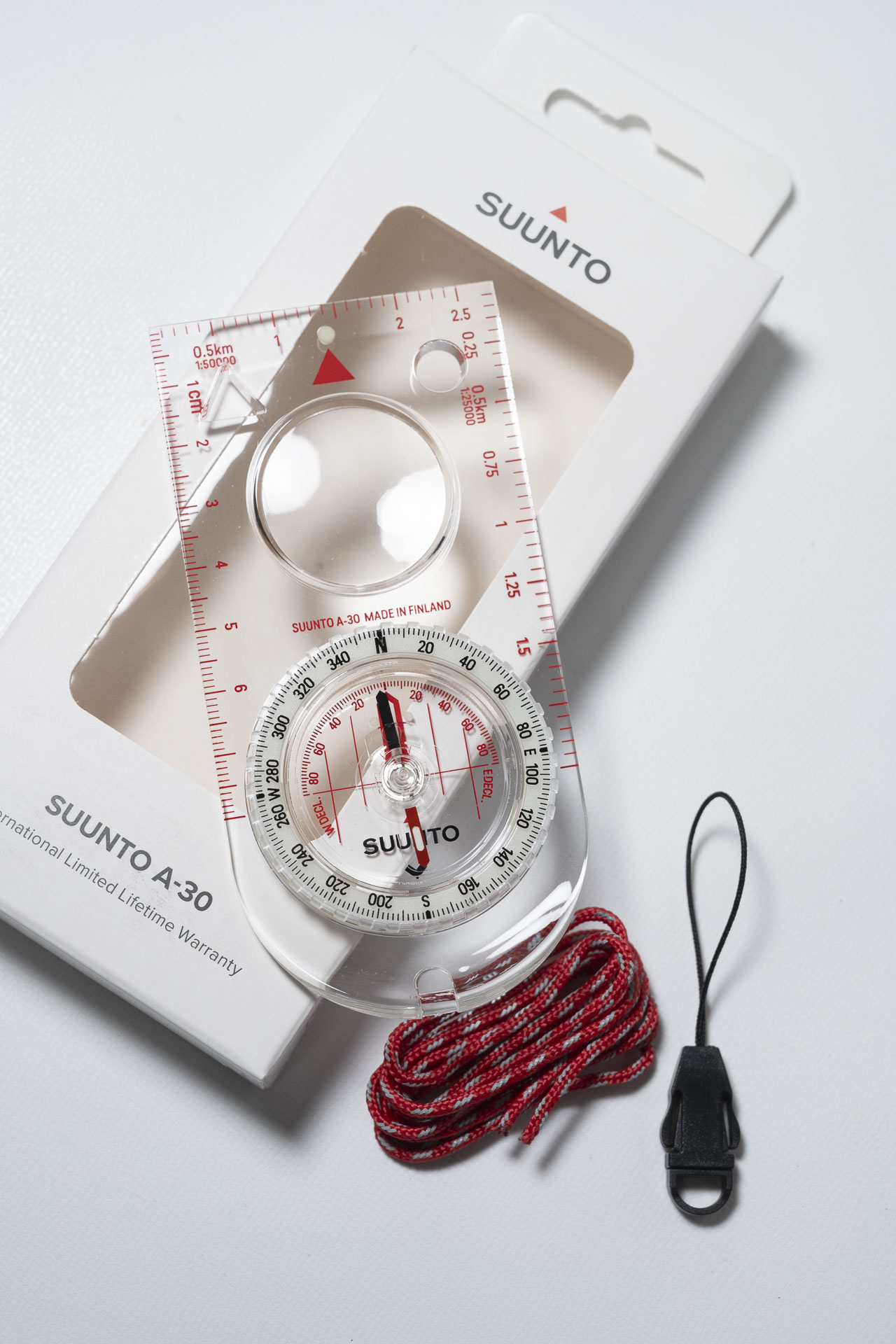 SUUNTOは液体封入式コンパスを発明したトゥオマス・ヴォフロネンが1936年に創業した、登山コンパスの老舗ブランド
