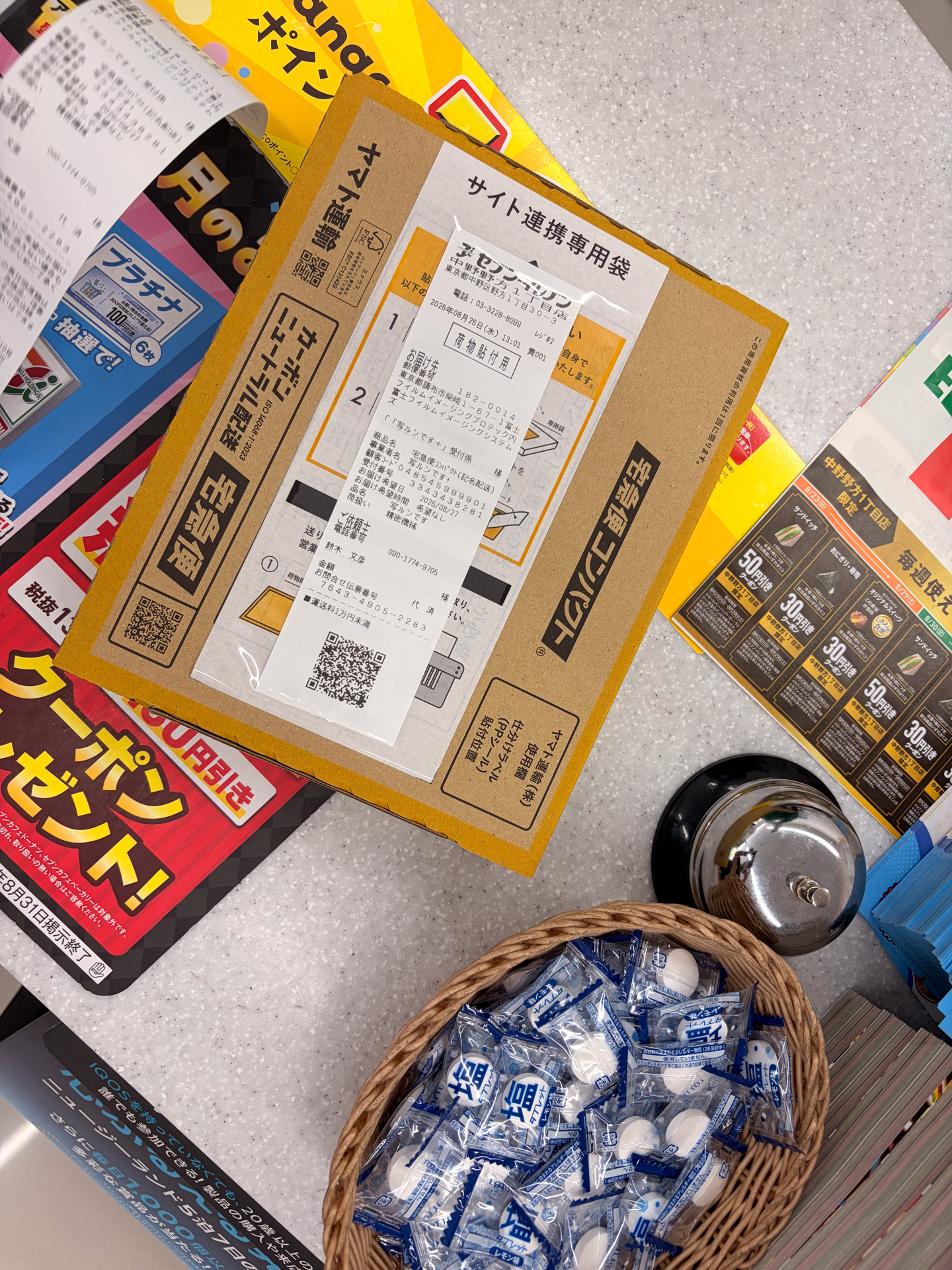 セブンイレブンの場合はレジでバーコードを提示。出力される伝票を宅急便コンパクトの箱に貼り付けてレジで店員に渡せばオーケーだ