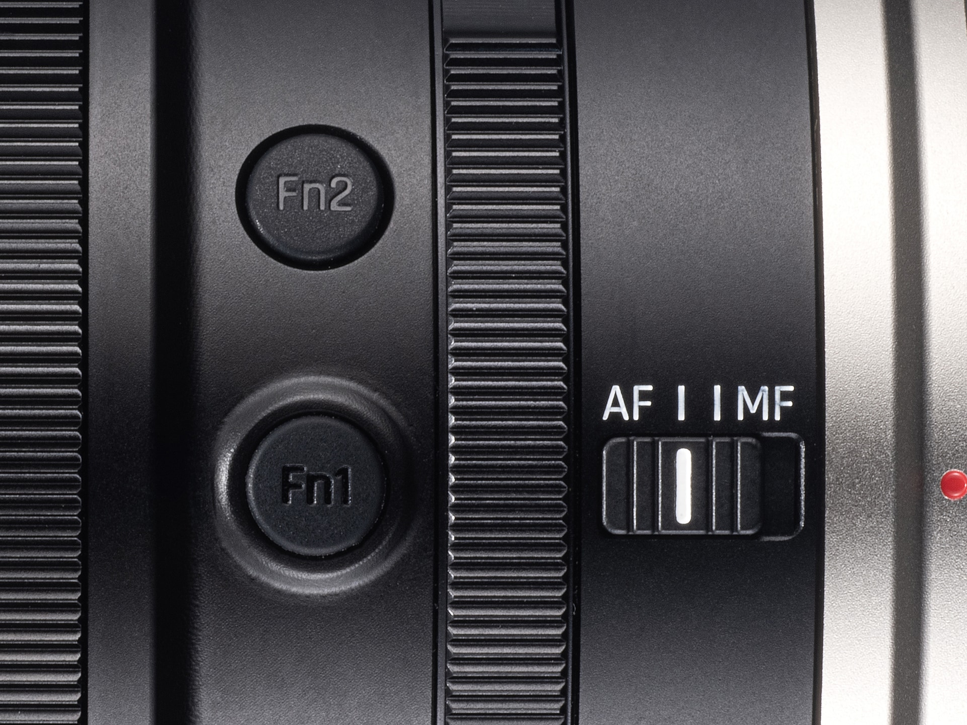 Fn1はカメラ側から機能を割り当てられる。Fn2はフォーカス位置を最短と無限遠に切り替えられる
