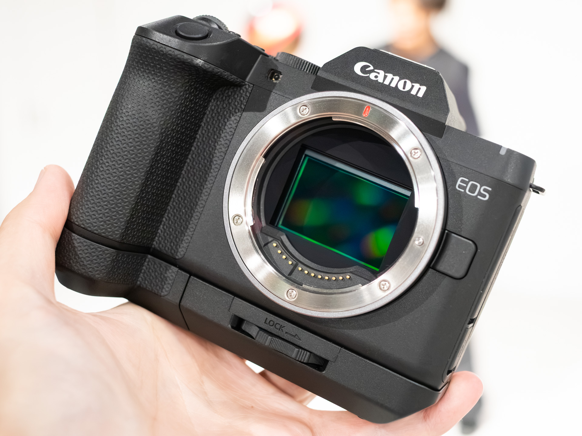 EOS R8 Mark II（エクステンショングリップ EG-E2を装着）