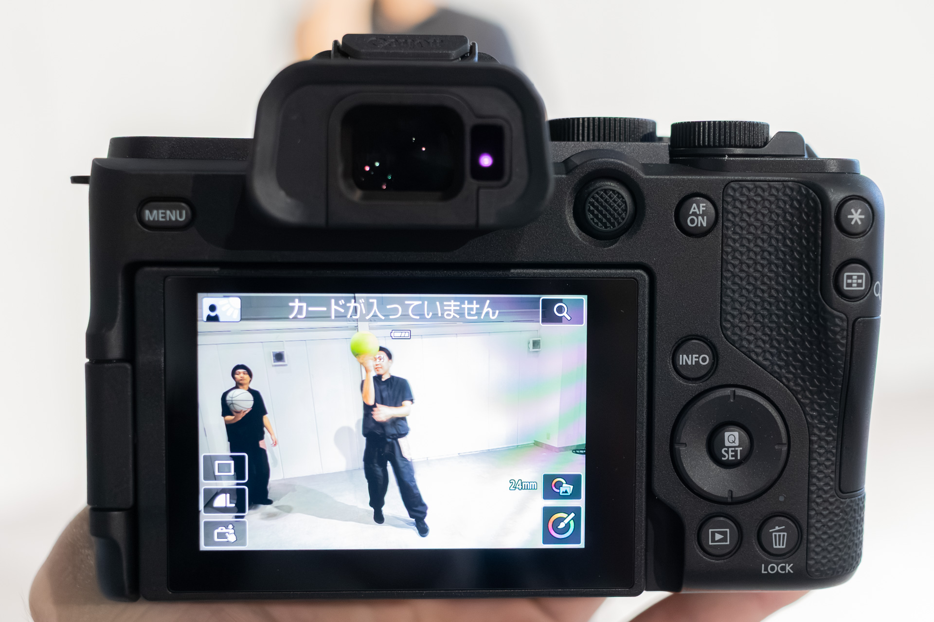 EOS R8にはなかったマルチコントローラーを搭載（EVFの右下）。上位機と同様の操作性を謳う