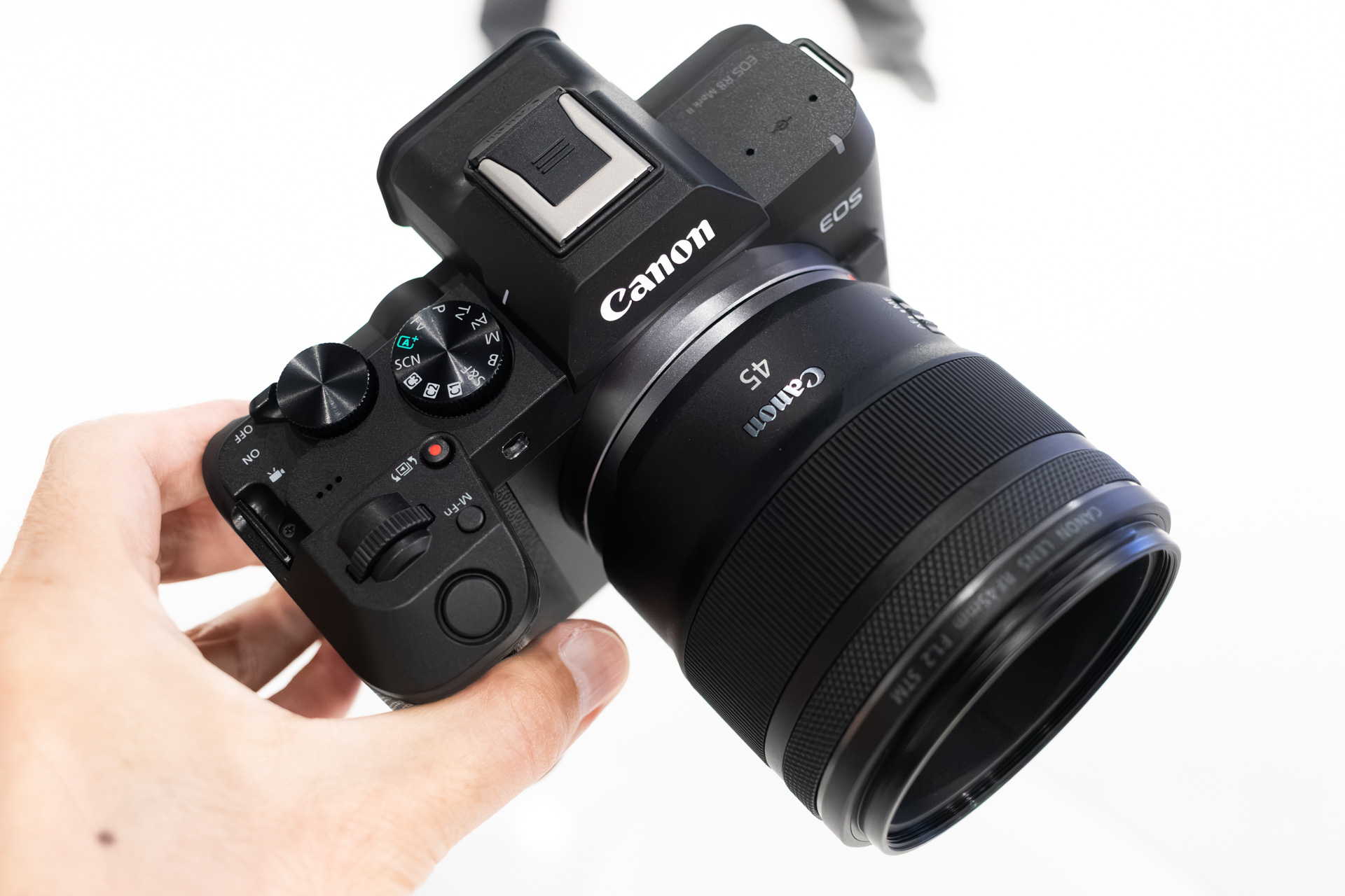 キットレンズの1つ「RF45mm F1.2 STM」の装着例