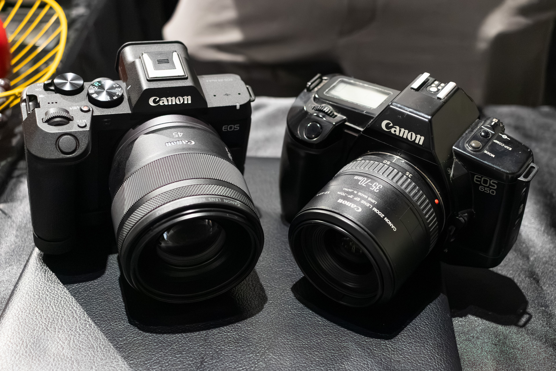 EOS R8 Mark II（左）とEOS 650（右）