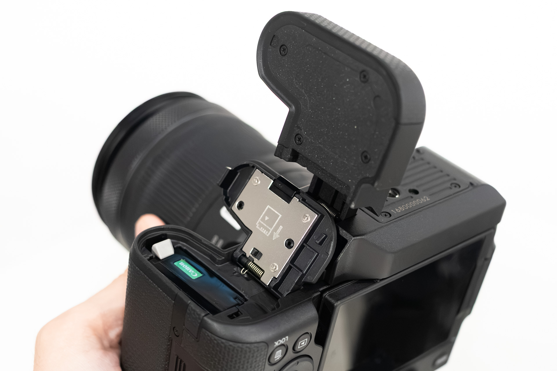 新たに、ボディの電池蓋を外さなくても装着可能になった。電池交換もこのように行える