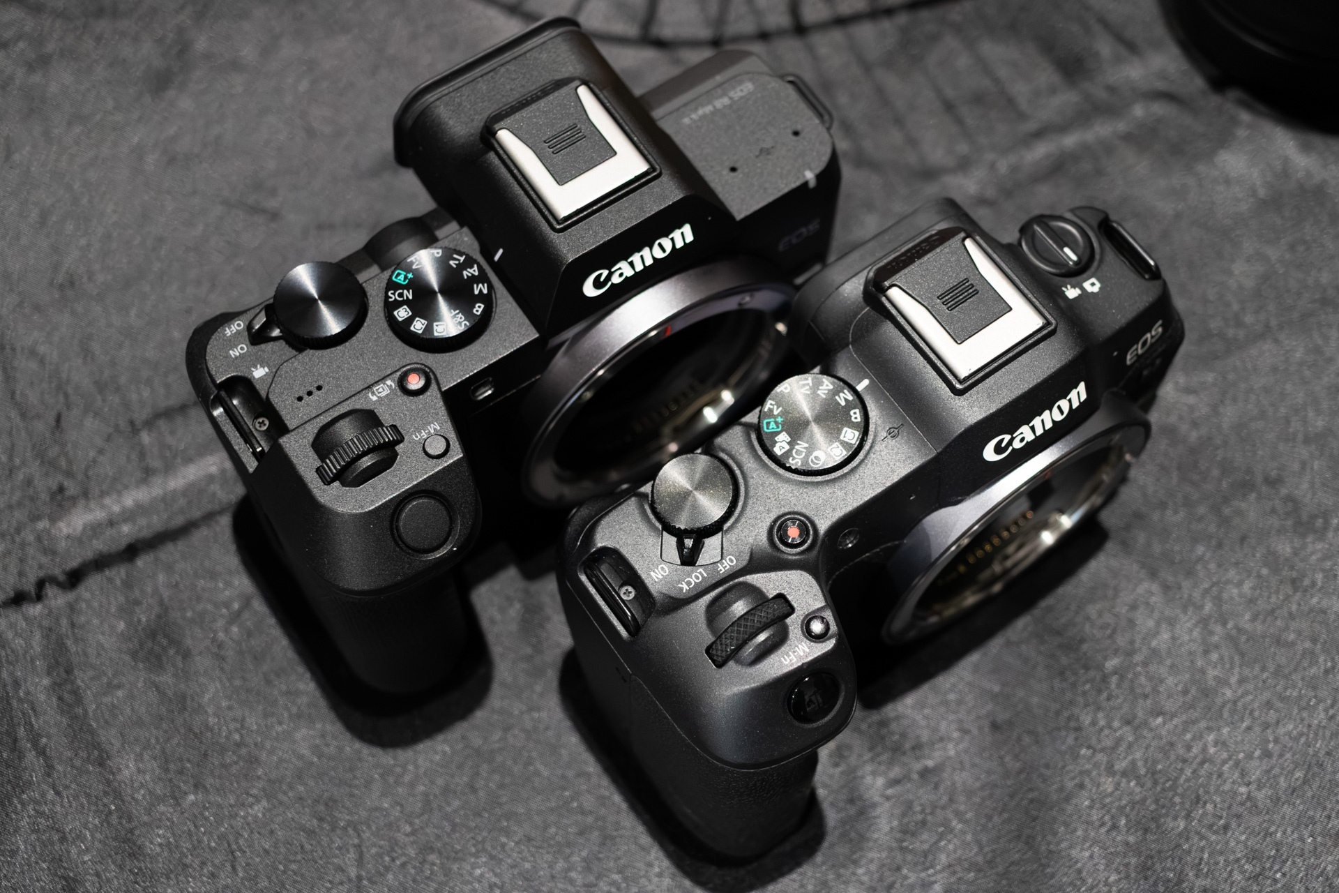 手ブレ補正機構を内蔵したためEOS R8 Mark IIは厚みがやや増している