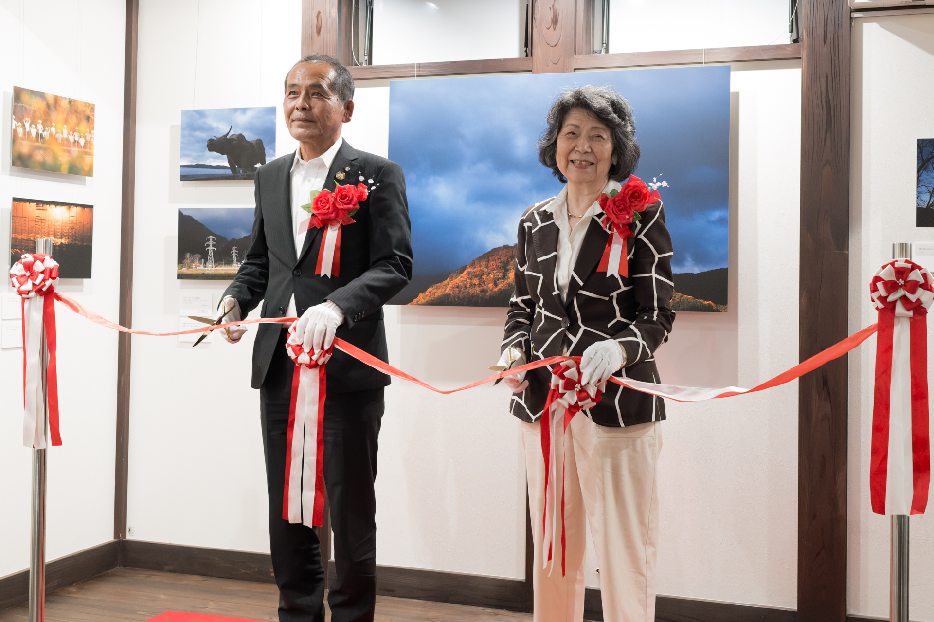 日本カメラ財団 理事長の櫻井龍子氏（右）と、みなかみ町の阿部賢一町長（左）がテープカットを行った