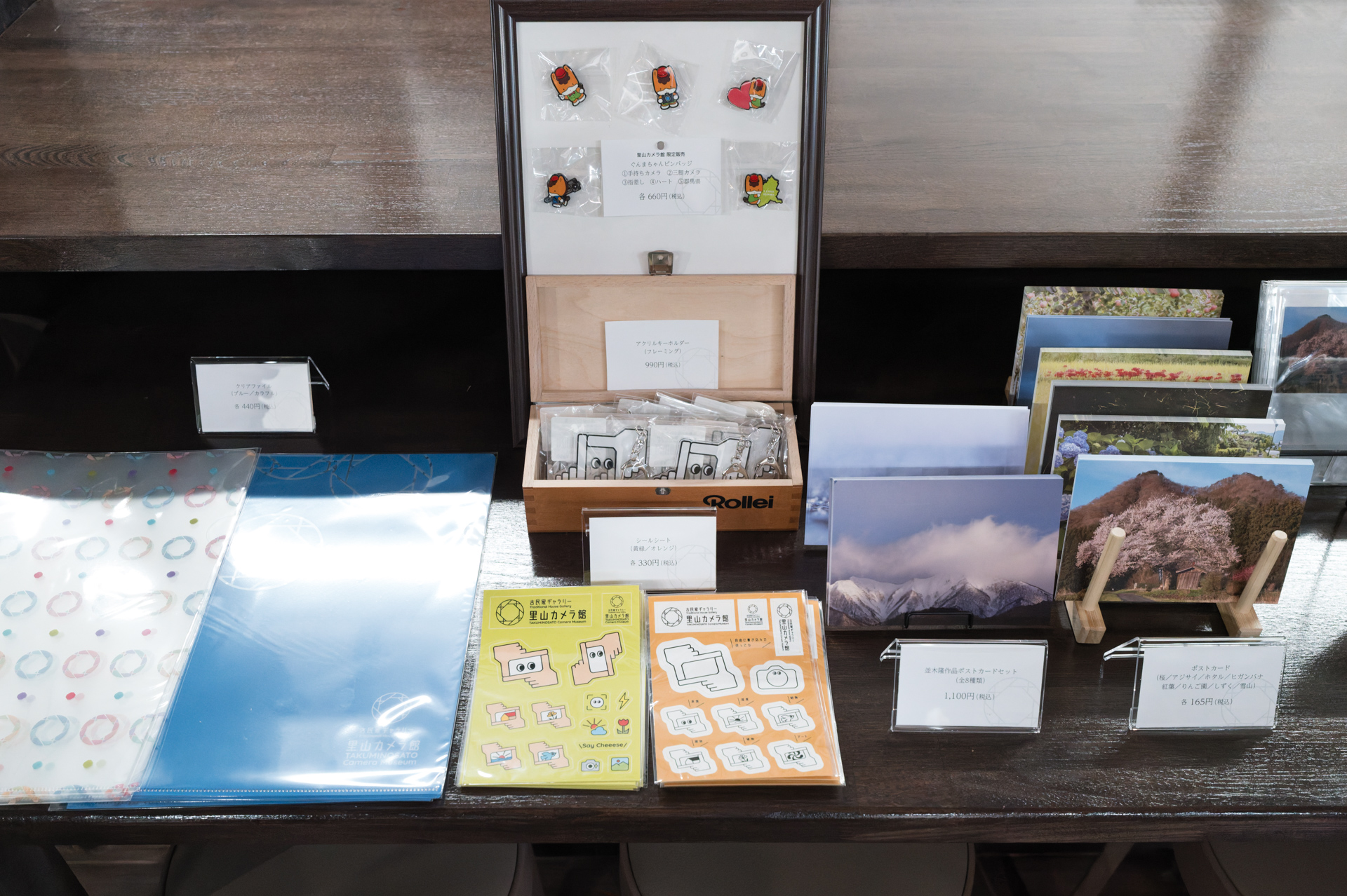 並木隆氏のポストカードや、里山カメラ館のグッズを販売。スタッフの1人は東京からみなかみ町に移住し、写真家として職人の姿などを撮影しながら里山カメラ館で勤務しているという