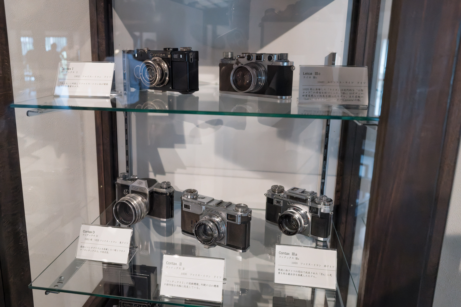 カメラとそれに関連する品々の展示がある