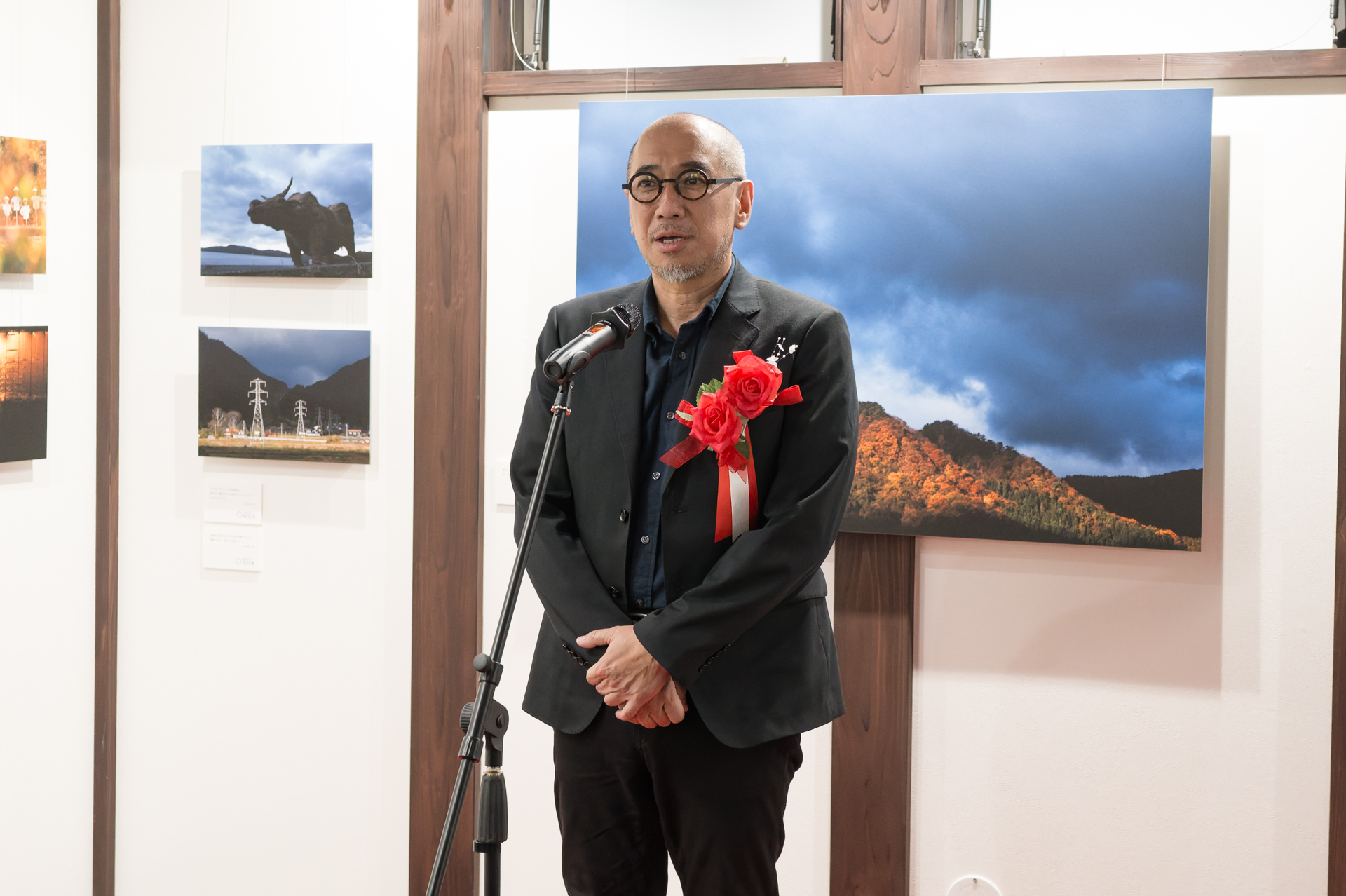 日本写真家協会（JPS）会長の熊切大輔氏。地域の手仕事が集まる「たくみの里」に“写真”が並んだことを嬉しく思うと述べた
