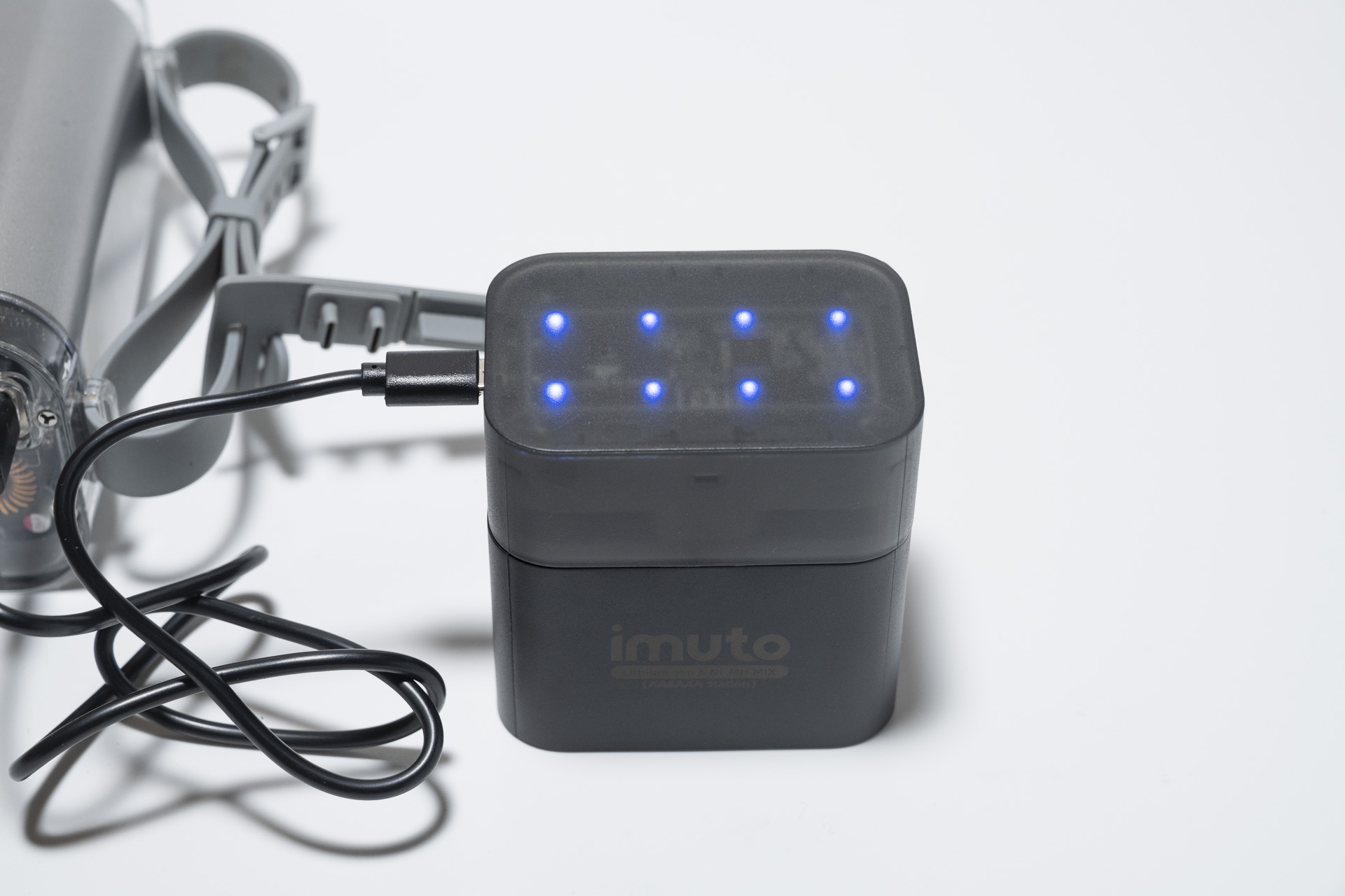 エネループを充電するとLEDは青に点滅