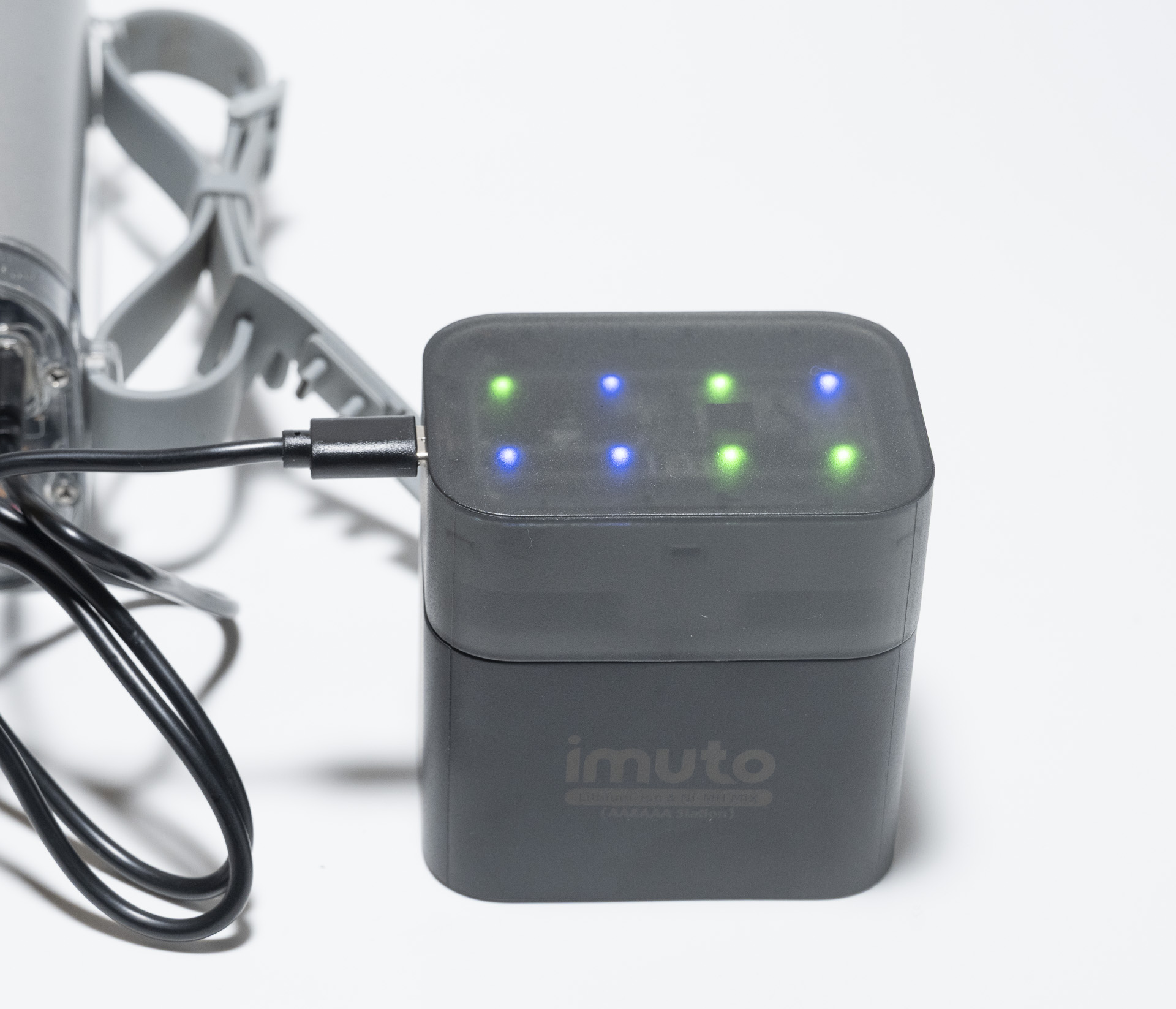 それぞれ電池種類に対応した色でLEDが点滅する