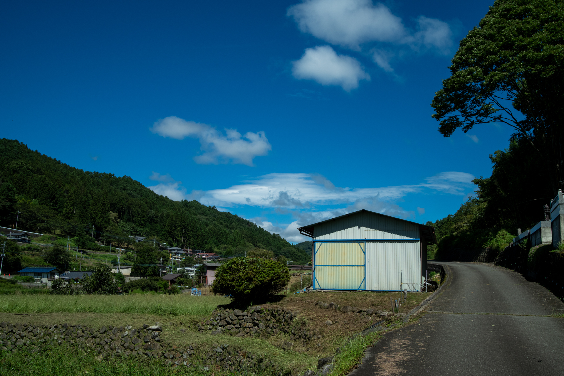 自然風景の写真を追求するというより、人間の暮らしのあり方をいつも見つめていたいと思うわけで。そういう景色が個人的に好きなわけです。<br><span class="fnt-85">ペンタックス K-1 Mark II／TAMRON SP AF 28-75mm F2.8 XR Di／33mm／絞り優先AE（1/500秒、F14、−0.7EV）／ISO 400</span>