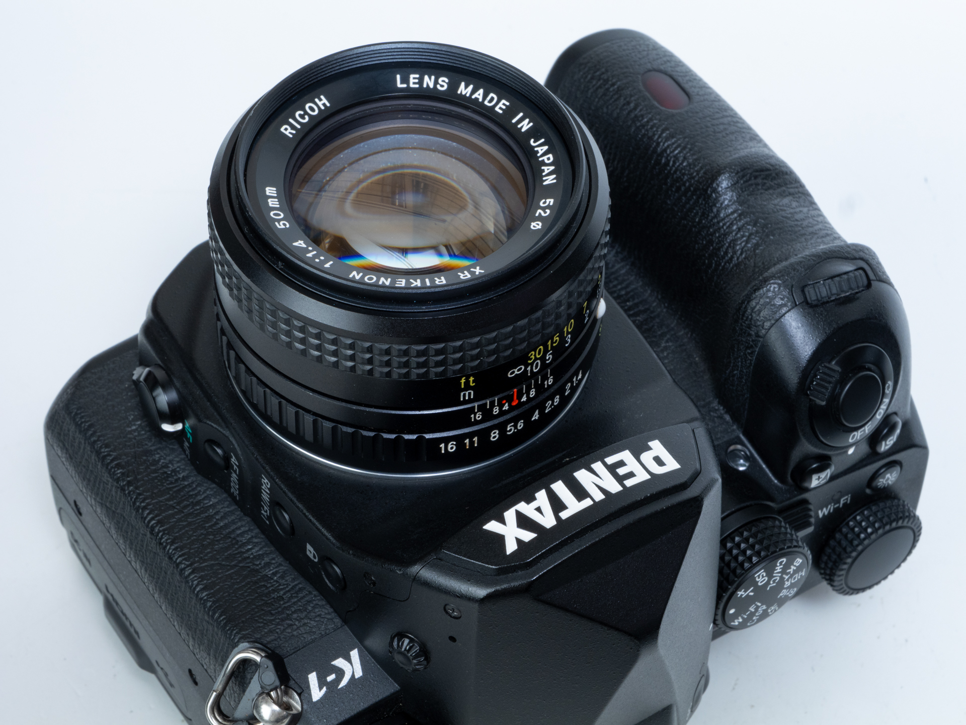 リコーのXRリケノン50mm F1.4を装着。いまや純正レンズとなったわけですから、胸を張って使えますね。