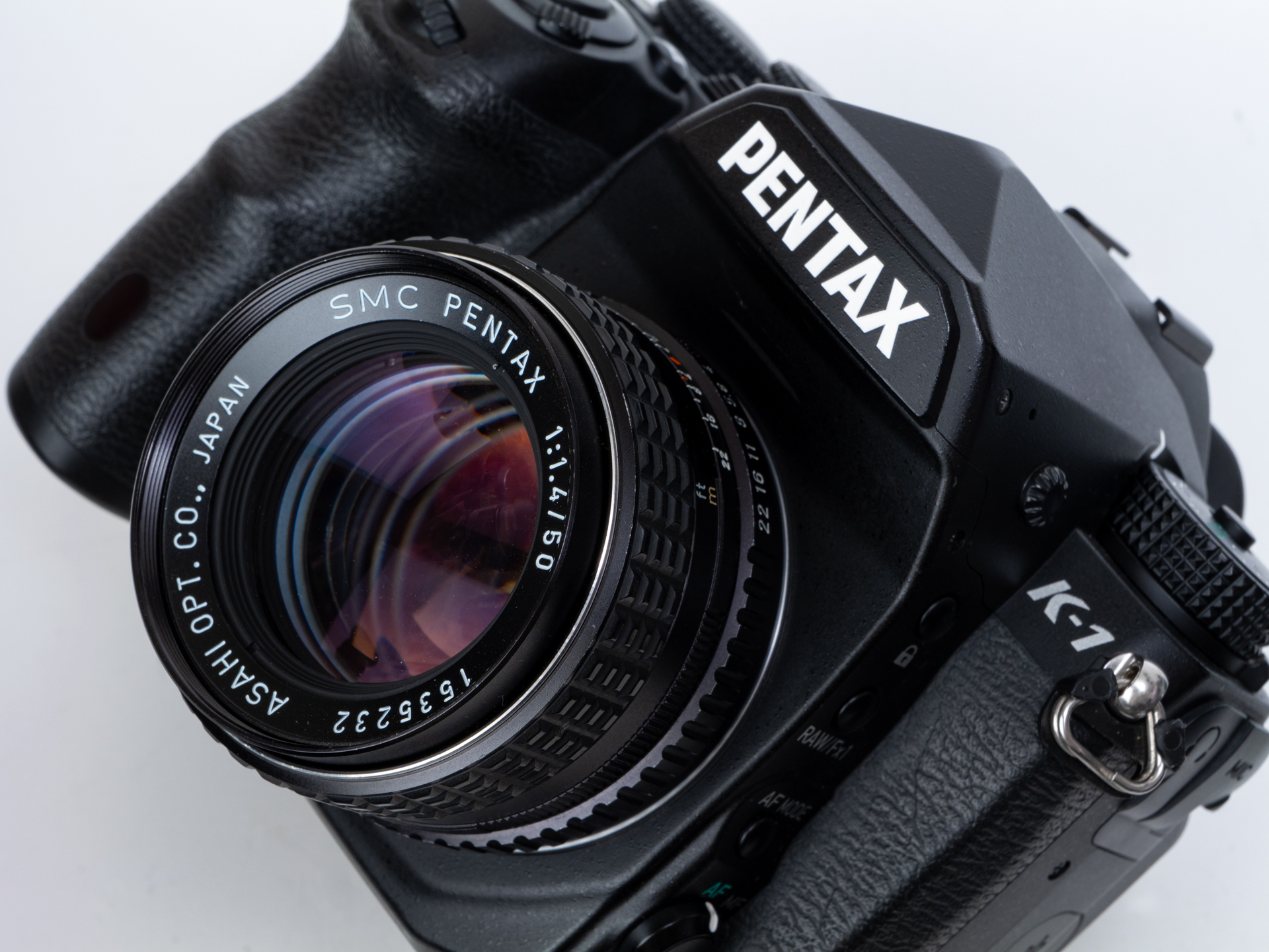 smc PENTAX 50mm F1.4。Kマウント移行時の1975年に登場した初期の交換レンズの1本。通称「Kレンズ」と呼ばれたりします。タクマー時代からのレンズ構成を踏襲し非常に優秀な描写です。フィルターアタッチメントは52mmで以前よりも大型化してみえたので損をしていますが、K-1 Mark IIと大きさとデザインの相性がいいわけです。