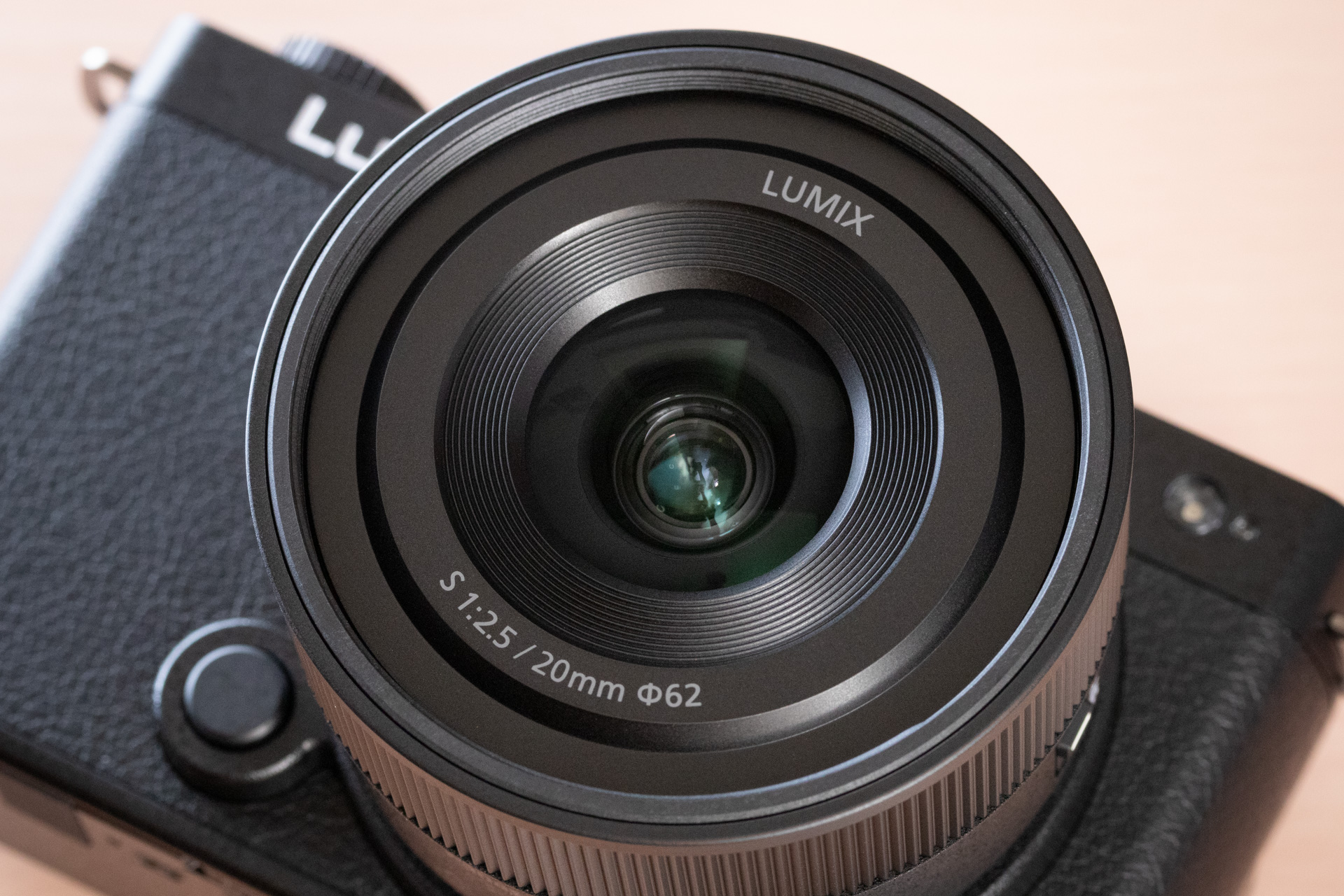 フィルター径は62mmとコンパクトなレンズだ