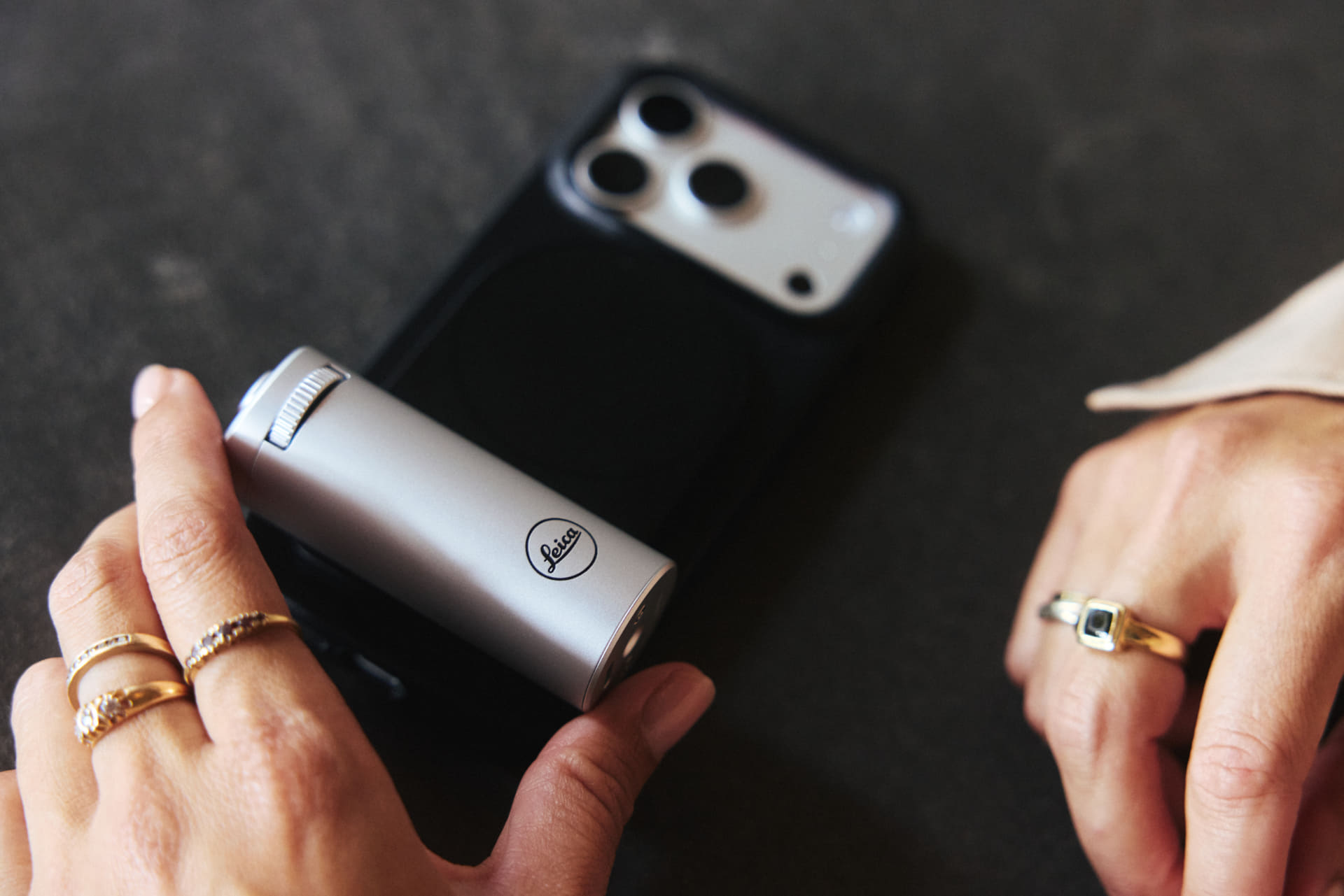 「Leica LUXグリップ」シルバーと「Leica LUXケース」の組み合わせ例