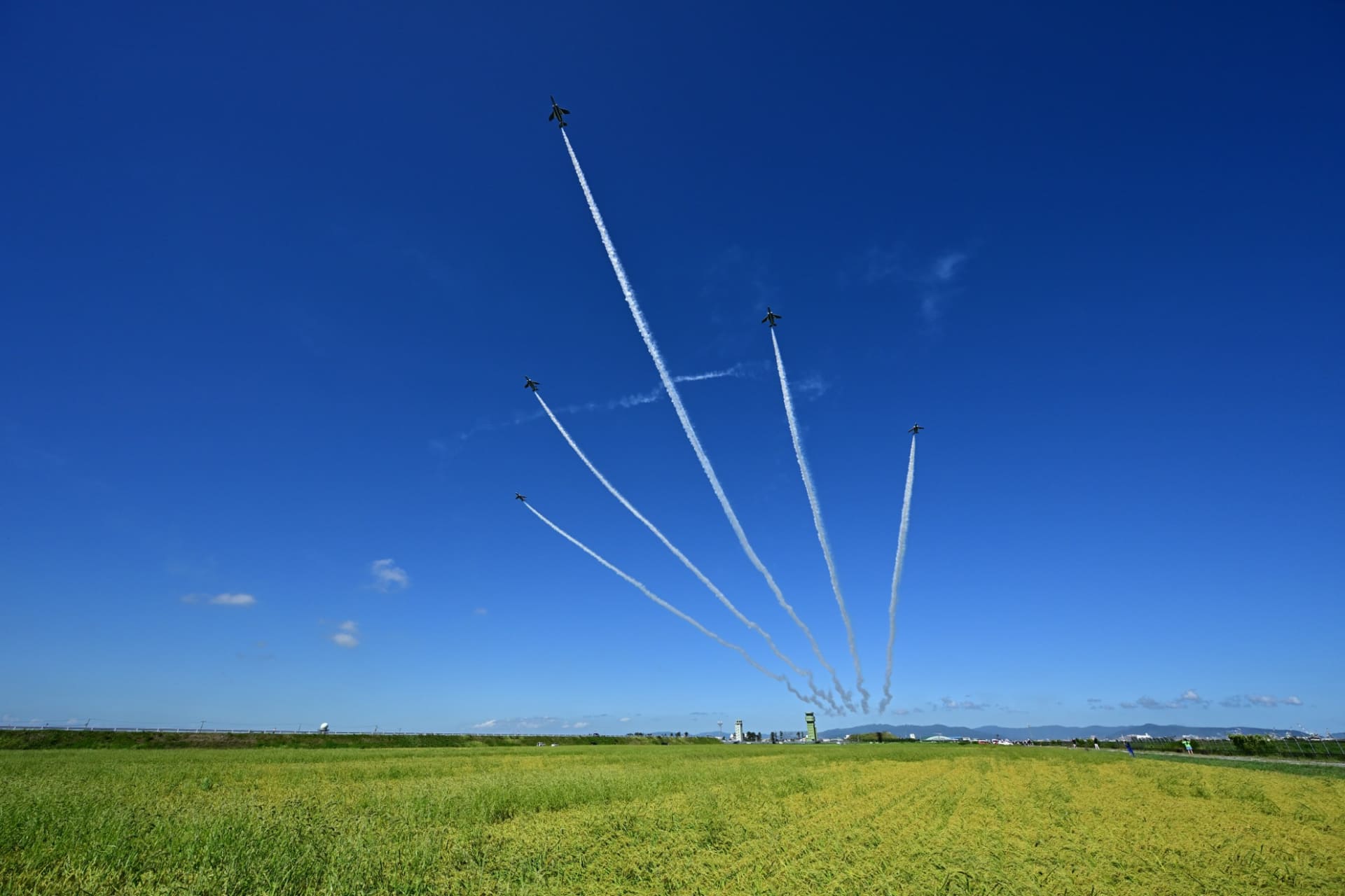 超広角レンズを使用した作画で最も画になるのはこのワイド・トゥ・デルタ・ループだ。低空で広い傘型隊形で進入することから地上風景を絡めやすいので、事前に立ち位置や構図を決めて準備しておくと良い<br><span class="fnt-85">ニコン Z8／NIKKOR Z 14-30mm f/4 S／14mm／マニュアル露出（F8、1/1,500秒）／ISO 200／WB：晴天</span>