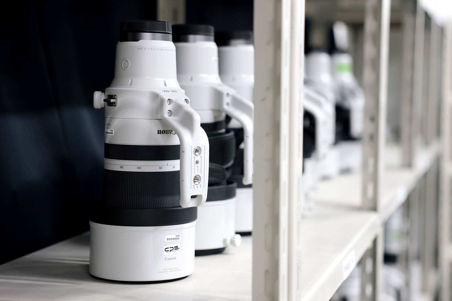 メインプレスセンターにあるCPSブース。貸出機材にRF100-300mm F2.8 L IS USMが並ぶ