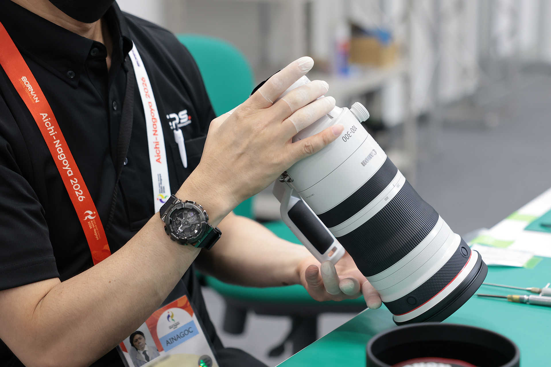持ち込まれた機材はその場で調整などを行う