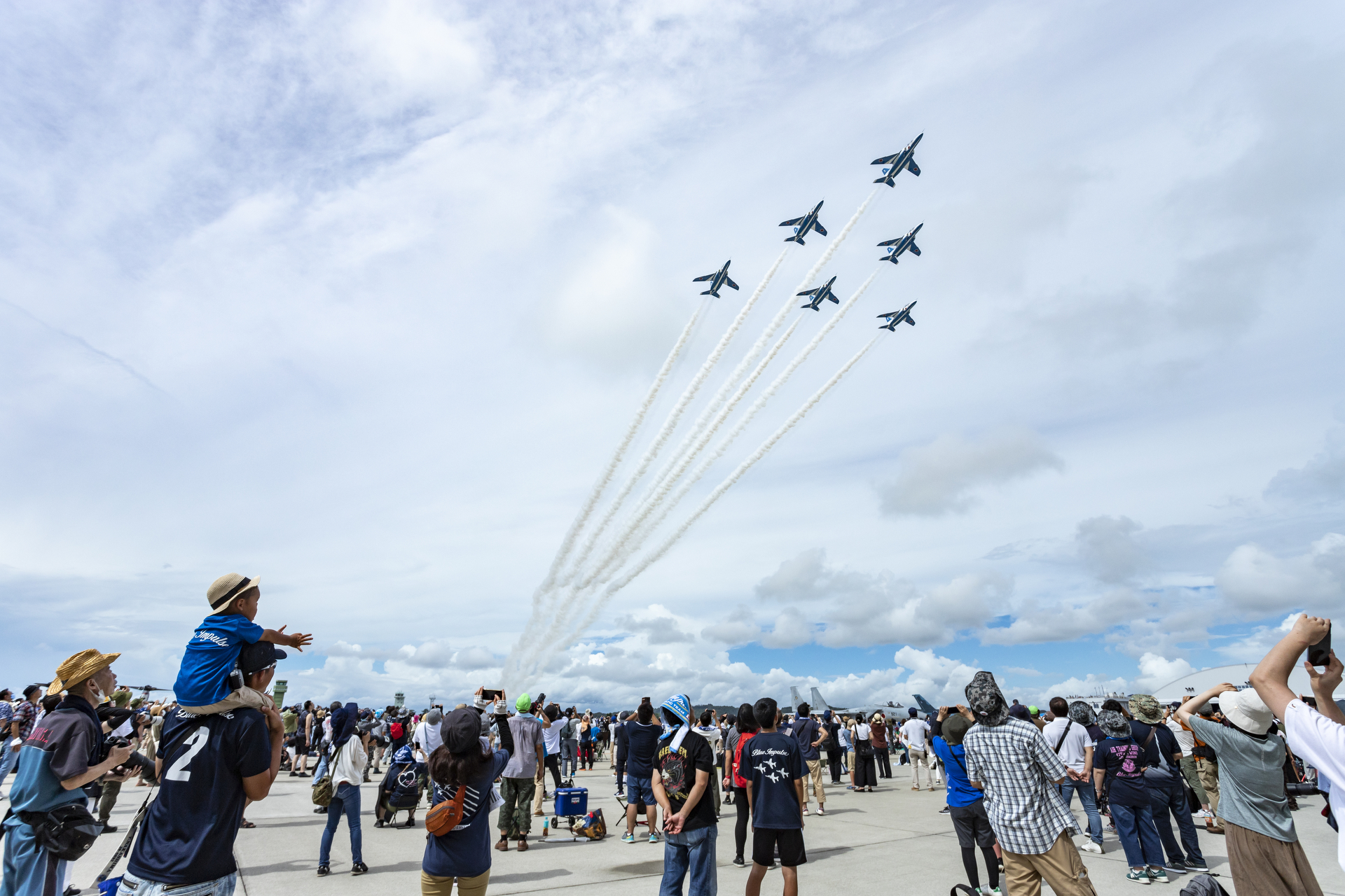 近年はすっきりした青空が見られず雲などの影響で航過飛行が多く見られた（2023年撮影）