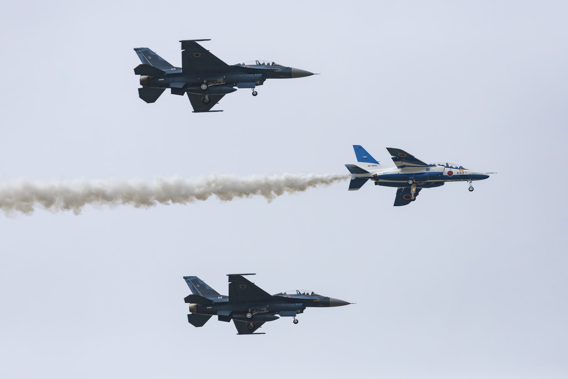2025年のオープニングフライトではブルーインパルスとF-2Bの編隊飛行が見られた（2023年撮影）