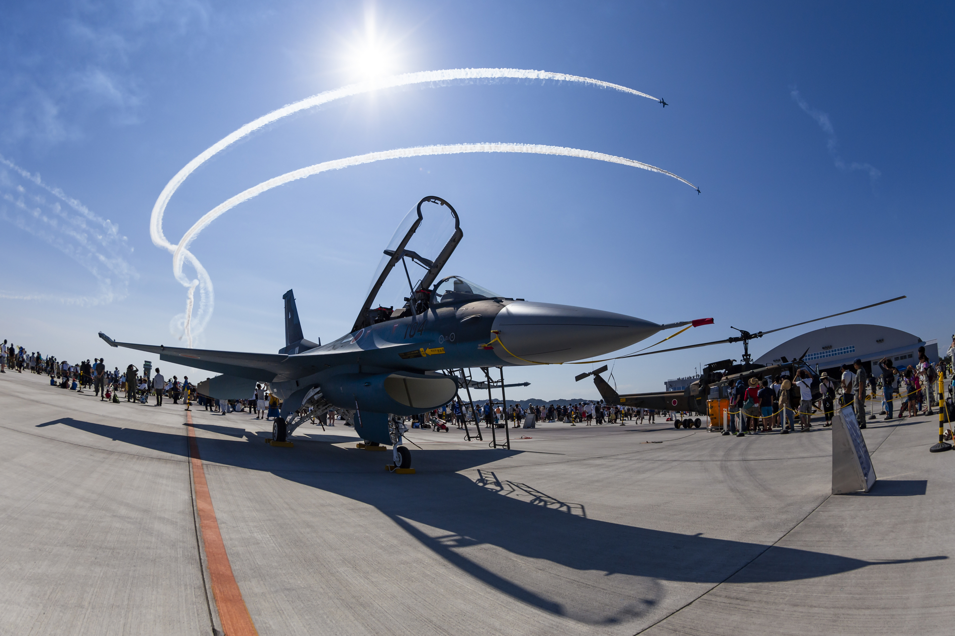 地上展示されたF-2とスモークを描くブルーインパルス（2017年撮影）